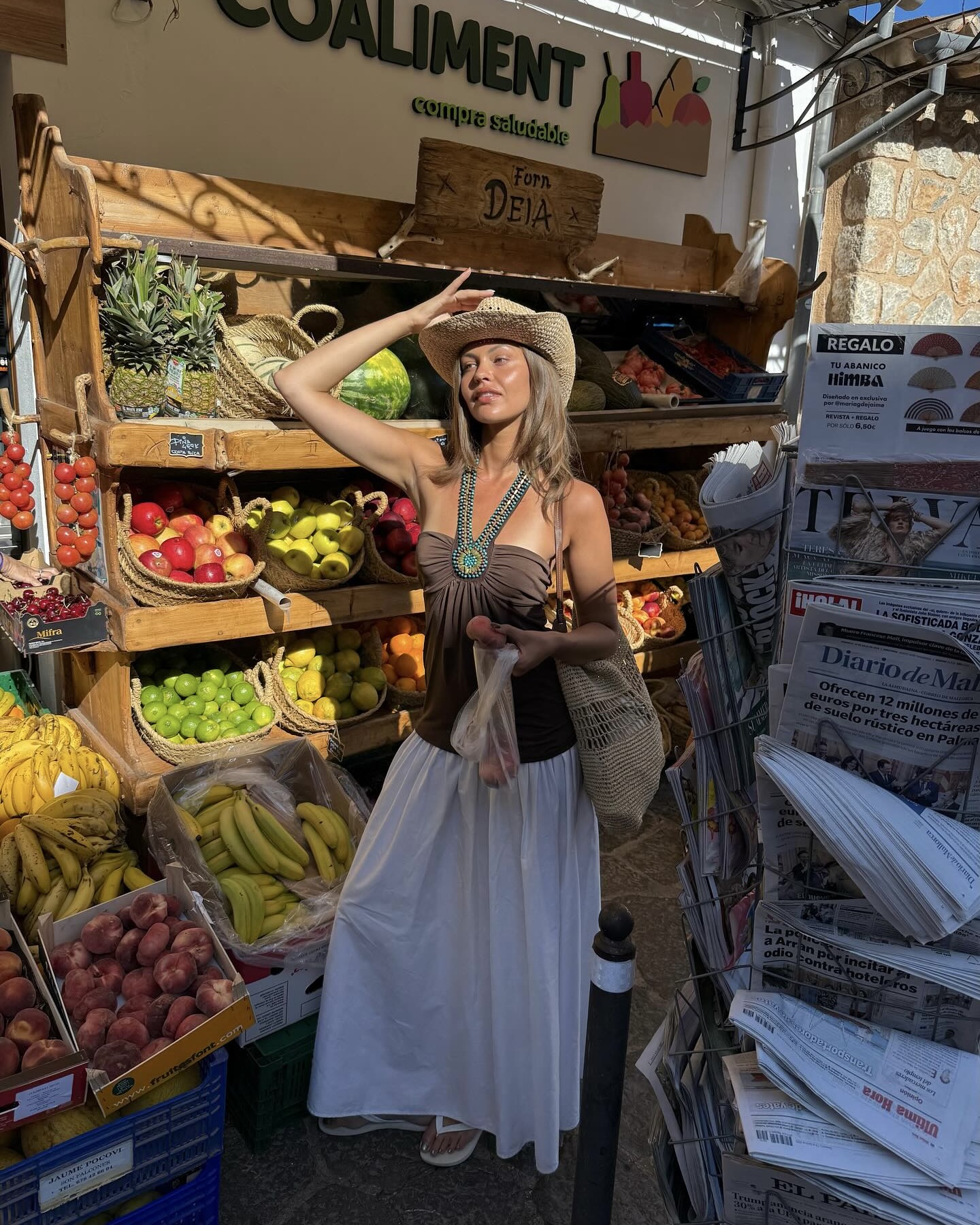 꿈, 동료, 그리고 🌊⛵️밀짚모자
스타일은 물론 기능까지 챙긴 라피아햇 3가지🌴
휴양지부터 일상까지, 하나만 써도 분위기가 달라집니다.
1. 유연한 소재의 카우보이 핏
자연스러운 실루엣이 꾸민 듯 안 꾸민 느낌으로, 빈티지하고 자유로운 분위기에 딱. 비즈 장식 탑과 프릴 스커트로 감도 있는 에스닉룩을 연출해보세요.
2. 각이 잡힌 넓은 챙의 밀짚모자
챙이 넓고 각이 잡힌 실루엣의 밀짚모자는 얼굴형 보정 효과는 물론, 햇빛 차단 기능도 탁월합니다. 리넨 셋업이나 원피스와 매치하면 고급스러운 무드를 완성할 수 있습니다.
3. 데일리한 버킷햇 스타일
도시도, 바닷가도 OK. 버킷햇 쉐입의 밀짚모자는 가장 부담 없이 데일리하게 쓰기 좋은 디자인으로, 반바지와 쪼리만 있어도 스타일이 살아납니다. 이미지4