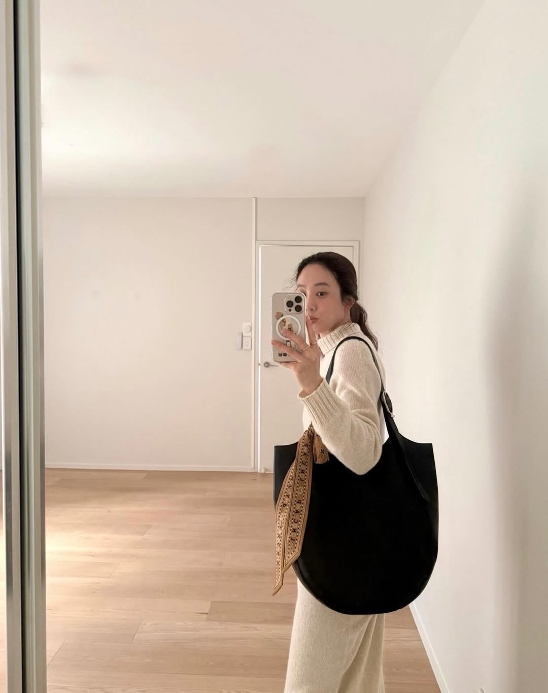 요즘 화제의 가방🖤🤎정려원 빅백
롱샴 대표 라인, 르 플로네 백👜🍁셀럽들 일상룩 살펴보기 이미지