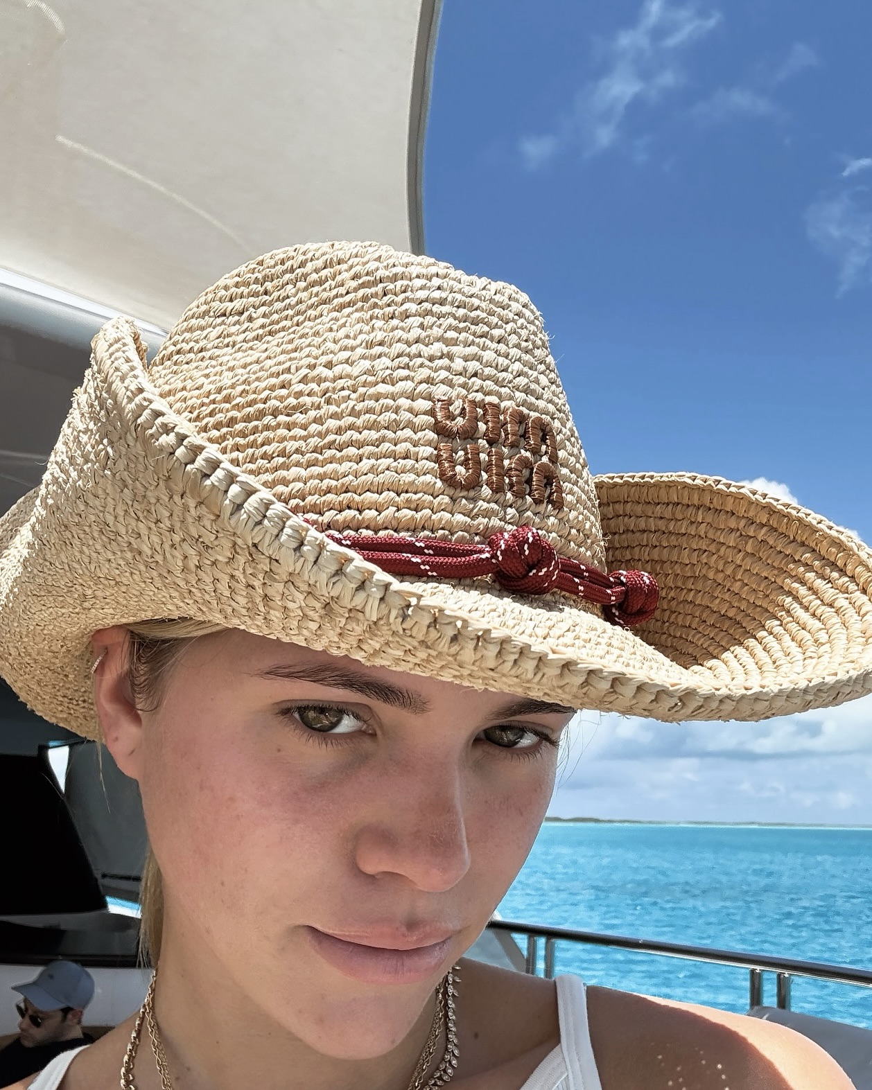 꿈, 동료, 그리고 🌊⛵️밀짚모자
스타일은 물론 기능까지 챙긴 라피아햇 3가지🌴
휴양지부터 일상까지, 하나만 써도 분위기가 달라집니다.
1. 유연한 소재의 카우보이 핏
자연스러운 실루엣이 꾸민 듯 안 꾸민 느낌으로, 빈티지하고 자유로운 분위기에 딱. 비즈 장식 탑과 프릴 스커트로 감도 있는 에스닉룩을 연출해보세요.
2. 각이 잡힌 넓은 챙의 밀짚모자
챙이 넓고 각이 잡힌 실루엣의 밀짚모자는 얼굴형 보정 효과는 물론, 햇빛 차단 기능도 탁월합니다. 리넨 셋업이나 원피스와 매치하면 고급스러운 무드를 완성할 수 있습니다.
3. 데일리한 버킷햇 스타일
도시도, 바닷가도 OK. 버킷햇 쉐입의 밀짚모자는 가장 부담 없이 데일리하게 쓰기 좋은 디자인으로, 반바지와 쪼리만 있어도 스타일이 살아납니다. 이미지3