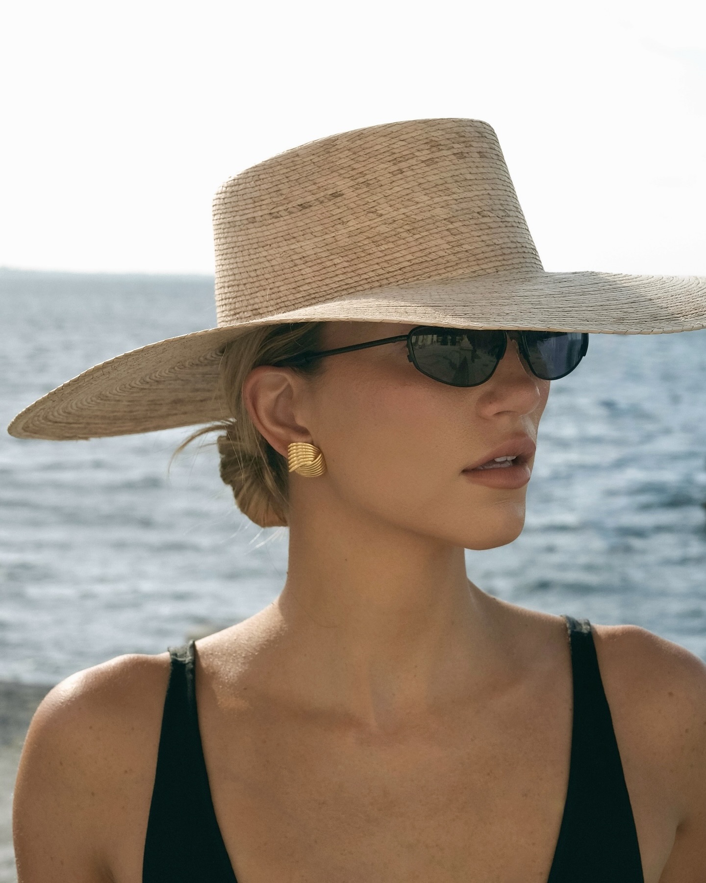 꿈, 동료, 그리고 🌊⛵️밀짚모자
스타일은 물론 기능까지 챙긴 라피아햇 3가지🌴
휴양지부터 일상까지, 하나만 써도 분위기가 달라집니다.
1. 유연한 소재의 카우보이 핏
자연스러운 실루엣이 꾸민 듯 안 꾸민 느낌으로, 빈티지하고 자유로운 분위기에 딱. 비즈 장식 탑과 프릴 스커트로 감도 있는 에스닉룩을 연출해보세요.
2. 각이 잡힌 넓은 챙의 밀짚모자
챙이 넓고 각이 잡힌 실루엣의 밀짚모자는 얼굴형 보정 효과는 물론, 햇빛 차단 기능도 탁월합니다. 리넨 셋업이나 원피스와 매치하면 고급스러운 무드를 완성할 수 있습니다.
3. 데일리한 버킷햇 스타일
도시도, 바닷가도 OK. 버킷햇 쉐입의 밀짚모자는 가장 부담 없이 데일리하게 쓰기 좋은 디자인으로, 반바지와 쪼리만 있어도 스타일이 살아납니다. 이미지5