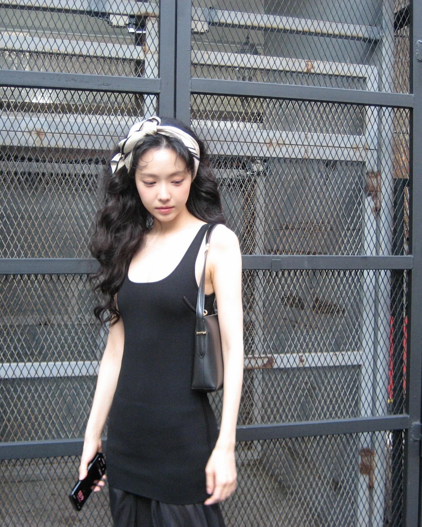 손나은의 여름 토템 스타일링🤍🖤
미니멀한 무드로 완성한 깔끔한 데일리룩✨

손나은은 토템의 아이템으로 미니멀한 데일리 룩을 완성했습니다. 

슬리브리스 디자인의 코쿤 탱크탑 드레스는 슬림한 실루엣과 밑단 주름 디테일이 돋보이는 제품입니다. 여기에 벨루어 방도 슬라이드를 더해 미니멀한 무드를 연출했죠.

베벨 레더 리스틀릿 백은 어깨에 가볍게 걸 수 있는 실용적인 디자인으로, 룩에 포인트를 더했고 크림 컬러의 센터트 모노그램 실크 스카프는 머리와 목에 두르는 방식으로 다양한 스타일링을 보여줬습니다. 토템 하나로 완성된 손나은의 데일리룩, 여름 스타일링에 참고해보세요. 이미지3