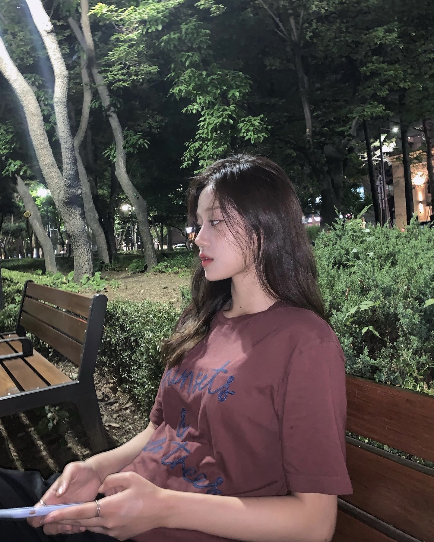 그 티셔츠, 왜 나한테만 안 예쁠까?
체형별 티셔츠 가이드에서 정답을 찾아가세요💡📋
내 체형에 찰떡인 티셔츠, 이제 헷갈리지 말고 구매하세요.
1. 내추럴 체형
골격이 도드라지고, 체형에 굴곡이 적은 내추럴 타입은 루즈핏 티셔츠가 정답입니다. 어깨선이 넉넉한 드롭 숄더나 드레이프 디테일이 들어간 옷이 체형을 부드럽게 보여줍니다. 보트넥이나 브이넥처럼 깊게 파인 넥 라인을 선택하면 세련된 인상을 줍니다.
2. 웨이브 체형
어깨가 좁고 허리가 잘록한 웨이브 체형은 타이트한 티셔츠가 잘 어울립니다. 허리에 절개선이 들어간 디자인은 체형 커버는 물론, 비율까지 좋아 보이는 효과가 있어 추천드립니다. 전체적으로 몸에 자연스럽게 핏되면서 허리를 강조해 주는 아이템이 잘 어울립니다.
3. 스트레이트 체형
직선적인 실루엣이 특징인 스트레이트 체형은 시원하게 파인 넥 라인이나 팔 쪽에 달라붙지 않는 소매로 오픈숄더가 잘 어울립니다. 반면 텐셀이나 리오셀처럼 너무 얇고 흐르는 소재는 등살이나 뱃살 등 군살을 도드라지게 만들 수 있어 피해야 합니다. 이미지2