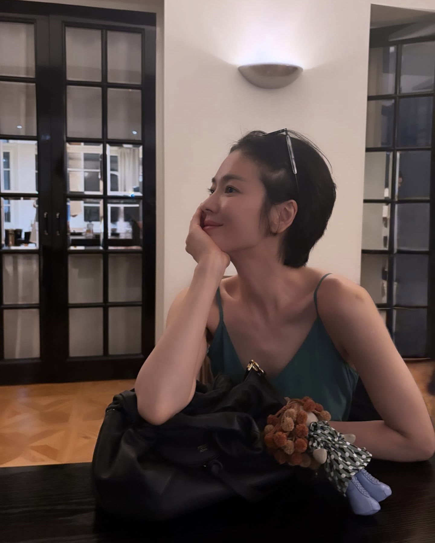 혜교웅니 왜 더 잘생겨져?💚 숏컷에 슬리브리스가 이렇게 잘 어울릴 일인가요🫢✨ 이미지