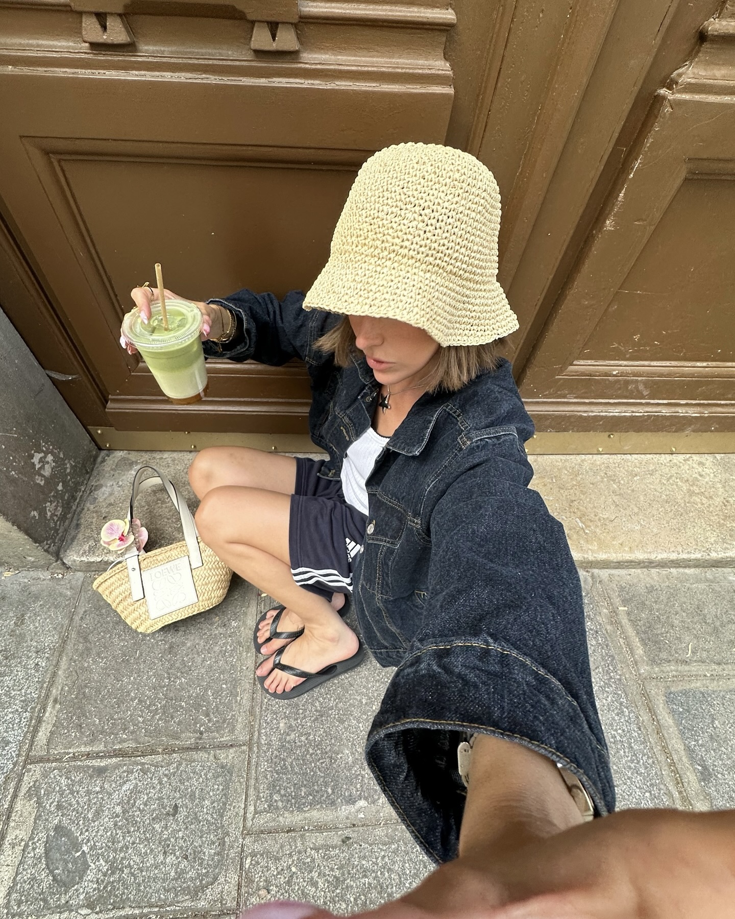 꿈, 동료, 그리고 🌊⛵️밀짚모자
스타일은 물론 기능까지 챙긴 라피아햇 3가지🌴
휴양지부터 일상까지, 하나만 써도 분위기가 달라집니다.
1. 유연한 소재의 카우보이 핏
자연스러운 실루엣이 꾸민 듯 안 꾸민 느낌으로, 빈티지하고 자유로운 분위기에 딱. 비즈 장식 탑과 프릴 스커트로 감도 있는 에스닉룩을 연출해보세요.
2. 각이 잡힌 넓은 챙의 밀짚모자
챙이 넓고 각이 잡힌 실루엣의 밀짚모자는 얼굴형 보정 효과는 물론, 햇빛 차단 기능도 탁월합니다. 리넨 셋업이나 원피스와 매치하면 고급스러운 무드를 완성할 수 있습니다.
3. 데일리한 버킷햇 스타일
도시도, 바닷가도 OK. 버킷햇 쉐입의 밀짚모자는 가장 부담 없이 데일리하게 쓰기 좋은 디자인으로, 반바지와 쪼리만 있어도 스타일이 살아납니다. 이미지7