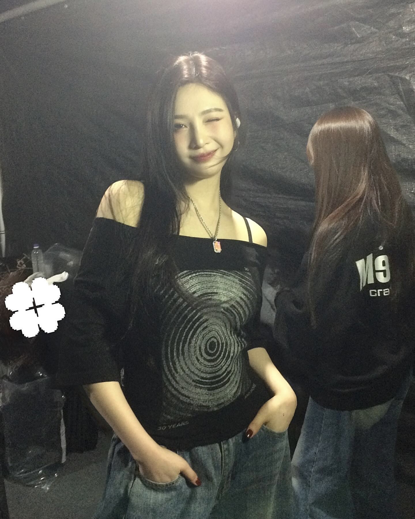 그 티셔츠, 왜 나한테만 안 예쁠까?
체형별 티셔츠 가이드에서 정답을 찾아가세요💡📋

내 체형에 찰떡인 티셔츠, 이제 헷갈리지 말고 구매하세요.

1. 내추럴 체형
골격이 도드라지고, 체형에 굴곡이 적은 내추럴 타입은 루즈핏 티셔츠가 정답입니다. 어깨선이 넉넉한 드롭 숄더나 드레이프 디테일이 들어간 옷이 체형을 부드럽게 보여줍니다. 보트넥이나 브이넥처럼 깊게 파인 넥 라인을 선택하면 세련된 인상을 줍니다.

2. 웨이브 체형
어깨가 좁고 허리가 잘록한 웨이브 체형은 타이트한 티셔츠가 잘 어울립니다. 허리에 절개선이 들어간 디자인은 체형 커버는 물론, 비율까지 좋아 보이는 효과가 있어 추천드립니다. 전체적으로 몸에 자연스럽게 핏되면서 허리를 강조해 주는 아이템이 잘 어울립니다.

3. 스트레이트 체형
직선적인 실루엣이 특징인 스트레이트 체형은 시원하게 파인 넥 라인이나 팔 쪽에 달라붙지 않는 소매로 오픈숄더가 잘 어울립니다. 반면 텐셀이나 리오셀처럼 너무 얇고 흐르는 소재는 등살이나 뱃살 등 군살을 도드라지게 만들 수 있어 피해야 합니다. 이미지