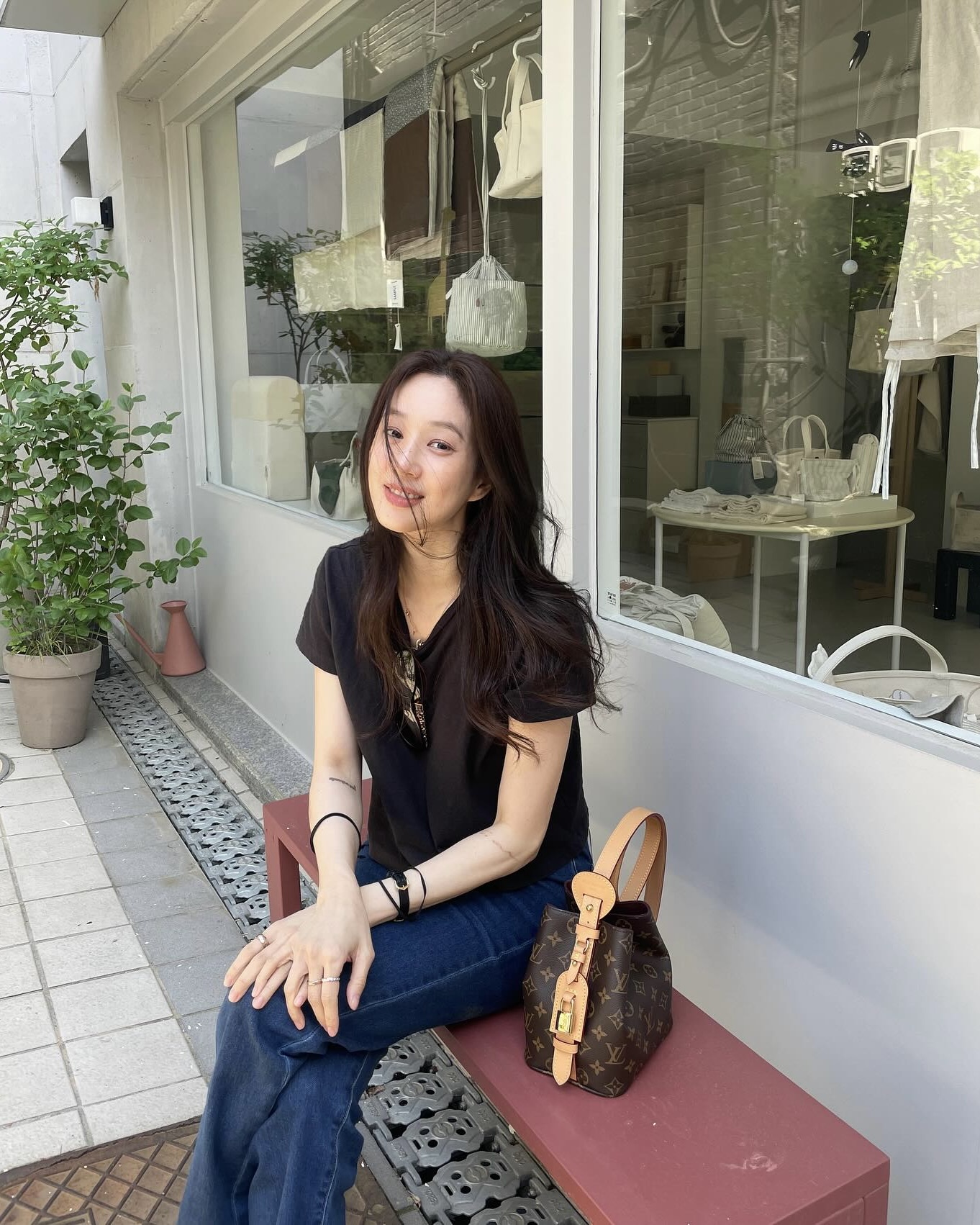 그 티셔츠, 왜 나한테만 안 예쁠까? 체형별 티셔츠 가이드에서 정답을 찾아가세요💡📋  내 체형에 찰떡인 티셔츠, 이제 헷갈리지 말고 구매하세요.  1. 내추럴 체형 골격이 도드라지고, 체형에 굴곡이 적은 내추럴 타입은 루즈핏 티셔츠가 정답입니다. 어깨선이 넉넉한 드롭 숄더나 드레이프 디테일이 들어간 옷이 체형을 부드럽게 보여줍니다. 보트넥이나 브이넥처럼 깊게 파인 넥 라인을 선택하면 세련된 인상을 줍니다.  2. 웨이브 체형 어깨가 좁고 허리가 잘록한 웨이브 체형은 타이트한 티셔츠가 잘 어울립니다. 허리에 절개선이 들어간 디자인은 체형 커버는 물론, 비율까지 좋아 보이는 효과가 있어 추천드립니다. 전체적으로 몸에 자연스럽게 핏되면서 허리를 강조해 주는 아이템이 잘 어울립니다.  3. 스트레이트 체형 직선적인 실루엣이 특징인 스트레이트 체형은 시원하게 파인 넥 라인이나 팔 쪽에 달라붙지 않는 소매로 오픈숄더가 잘 어울립니다. 반면 텐셀이나 리오셀처럼 너무 얇고 흐르는 소재는 등살이나 뱃살 등 군살을 도드라지게 만들 수 있어 피해야 합니다. 이미지