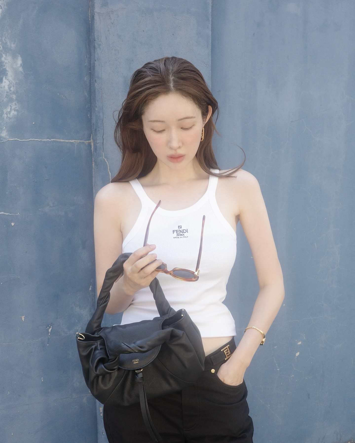 물만 챙기지 말고, 민소매 챙기자💦 명품 민소매 한 장이면 여름 감성 제대로 ON🎧☀️ 준비해 보세요  여름에 멋과 실용성 챙길 수 있는 명품 민소매 4종 추천드립니다.  1. 미우 미우 x 쁘띠 바또 스트레치 저지 탑, 64만 원대 프렌치 감성 두 브랜드 협업 제품으로, 밑단과 소매 끝에 잔잔한 러플 디테일이 더해져 레트로하면서도 사랑스러운 무드를 연출해 줍니다. 부츠컷 데님 팬츠와 같은 컬러의 숄더백을 매치해 심플하면서도 고급스러운 여름룩으로 완성했습니다.  2. 로에베 아나그램 코튼 탱크탑, 59만 원대 고급스러운 코튼 저지 소재로 제작되어 슬림하고 깔끔한 실루엣으로, 아나그램 로고 자수가 포인트로 들어간 디자인입니다. 데님 팬츠부터 슬랙스까지 다양한 하의와 잘 어울리면, 캐주얼부터 모던한 무드까지 폭넓게 스타일링 할 수 있는 아이템입니다.  3. 펜디 로고 자수 코튼 슬리브리스 탑 90만 원대 바디에 밀착되는 리브드 저지 소재로 단정한 핏을 완성하며, 로고 자수가 더해져 브랜드 특유의 절제된 미니멀함이 돋보입니다. 전체적으로 힘을 뺀 심플한 조합에 소재감이 확실한 입체적인 백을 더해 룩의 밸런스를 잡아주는 트렌디한 룩을 완성했습니다.  4. 프라다 립 니트 저지 탱크 탑, 130만 원대 매니시한 무드가 느껴지는 립 니트 탱크 탑으로 고급스럽고 단정한 인상을 연출합니다. 실용적인 피티드 실루엣으로 단독으로도 세련된 스타일을 완성할 수 있지만, 티셔츠나 셔츠와 레이어드하면 한층 더 스타일리시한 룩으로 연출 가능합니다.  이미지