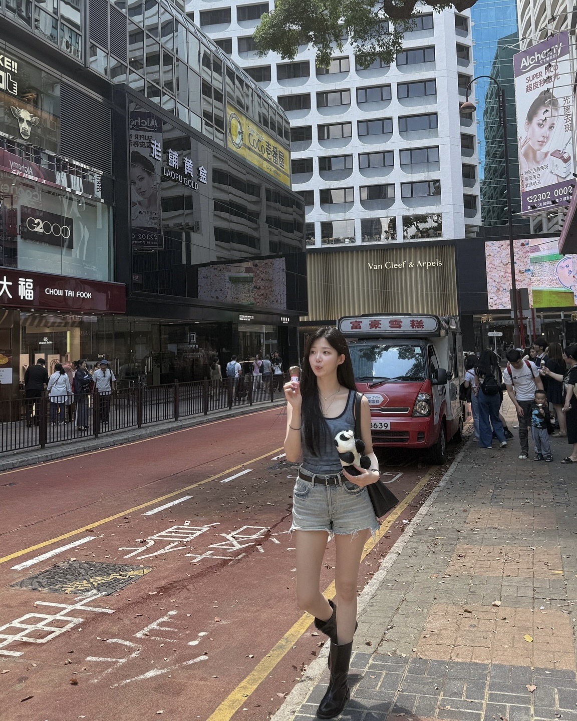 반바지는 짧아도 여운은 길다...⏳
한 뼘 짧지만 존재감 영화 한 편 급, 반바지 진심이면 모이세요💘 이미지3