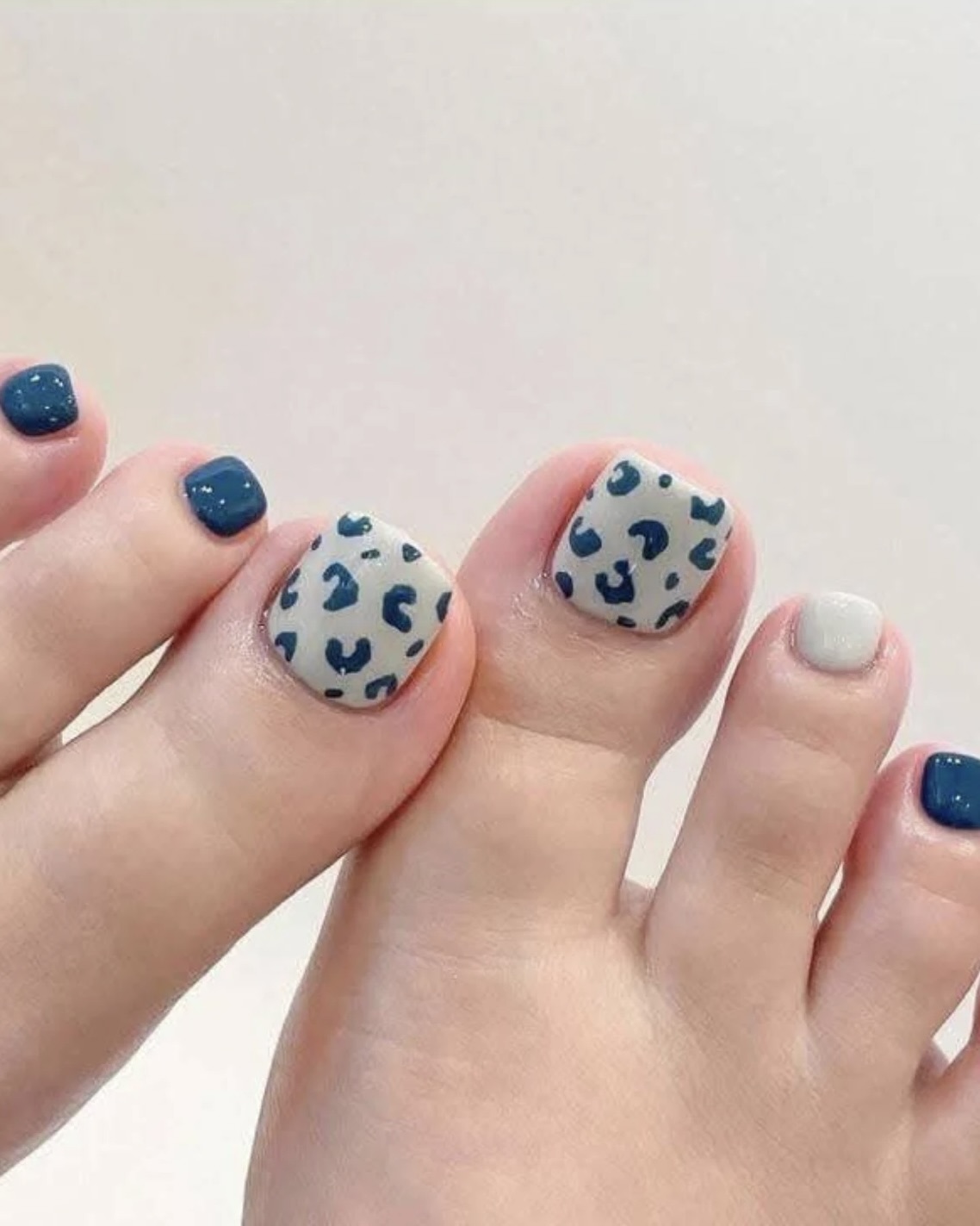 내 발이 이렇게 예뻤나🤩
손보다 발가락이 먼저 보이는 여름⛱️ 💅발가락 예뻐보이는 페디

은근히 시선을 끄는, 3가지 여름 페디 디자인을 소개합니다.

1. 파우더 페디
파우더 페디는 햇살에 따라 달라지는 미세한 반사광은 마치 진주알 같은 느낌을 줍니다. 화려함보다 우아함을 선호하는 이들에게 특히 잘 어울리며, 어떤 샌들 스타일에도 매끄럽게 어우러집니다. 

2. 프렌치 페디
손톱만 프렌치? 발톱에도 잘 어울립니다. 프렌치 페디는 깔끔함을 좋아하는 사람에게 가장 추천하는 디자인입니다. 슬리퍼나 힐을 신었을 때도 단정하고 깨끗한 인상을 줍니다.

3. 엄지 강조 페디
그래픽은 엄지만, 나머지는 톤온톤. 포인트는 꼭 열 발가락 모두에 있어야 할 필요는 없습니다. 엄지발가락에만 패턴, 이니셜, 또는 심플한 드로잉을 넣고 나머지는 동일한 톤으로 통일하면 깔끔하면서도 개성이 살아납니다.  이미지7