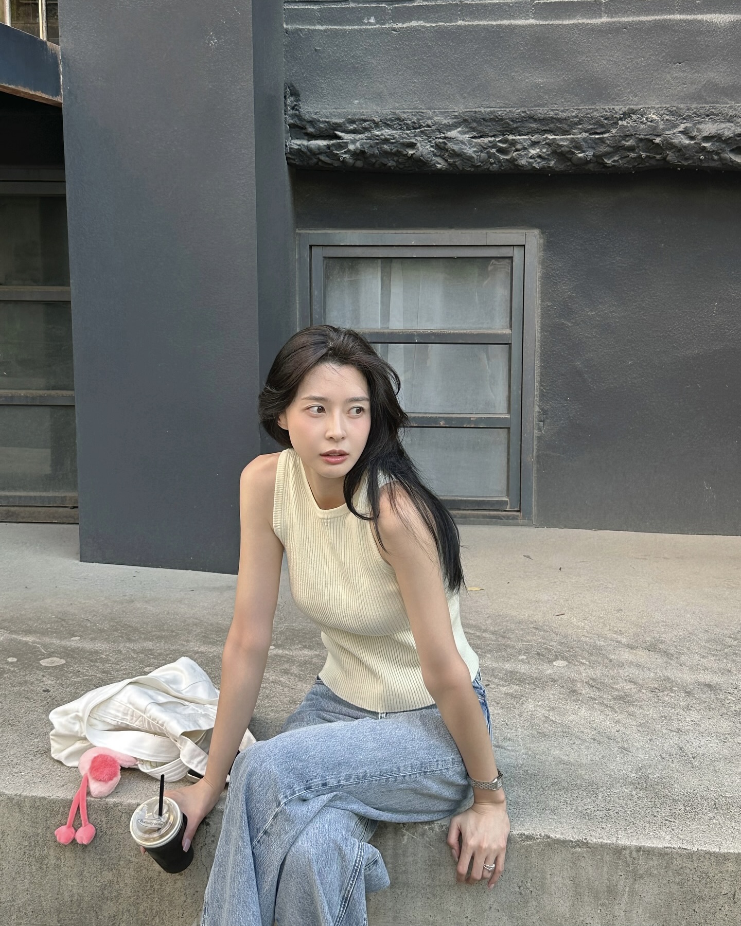 한여름엔 민소매만한 게 없지🍃🤍
가볍고 시원하게 즐기는 셀럽의 슬리브리스 데일리룩✨ 이미지2