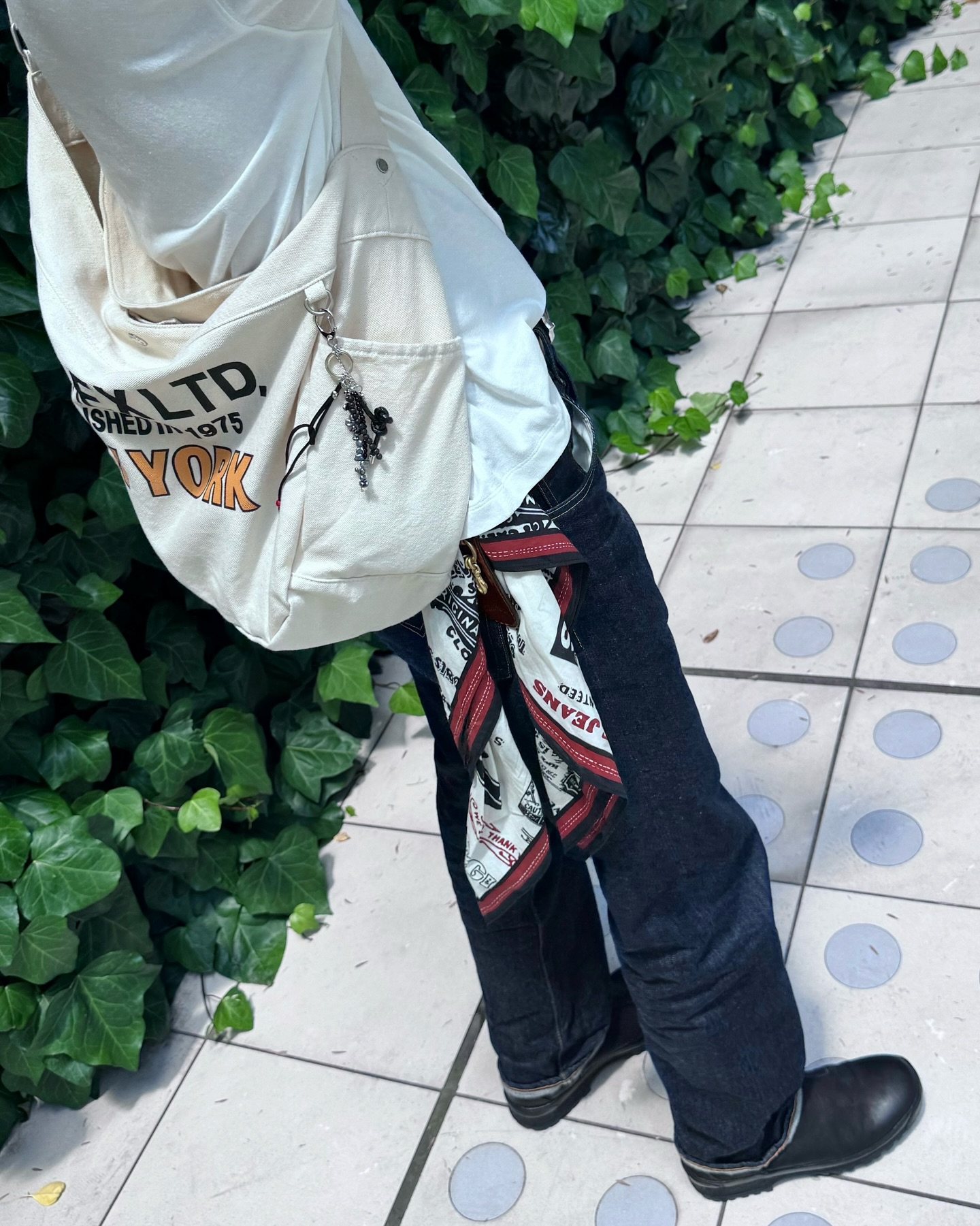 옷잘입는 남자의 가방은 평범하지 않다
데일리룩에 자연스럽게 녹아든, 주우재가 선택한 가방 2가지 💼

모델 겸 방송인 주우재의 사복 패션 속, 남다른 감각이 돋보이는 가방들을 소개합니다.

1. 아비렉스 뉴스페이퍼 백
빈티지한 무드의 캔버스 소재와 넉넉한 수납공간이 특징인 아비렉스의 뉴스페이퍼 백입니다. 꾸민 듯 안 꾸민 듯 자연스러운 스타일 연출에 제격이며, 데일리 아이템으로 활용하기 좋은 실용성을 자랑합니다.

2. 토이즈 맥코이 레더 헬멧 백
밀리터리 헬멧 백을 모티브로 한 고급스러운 가죽 소재의 가방입니다. 토트와 숄더, 두 가지 방식으로 연출 가능하며 클래식한 디자인으로 포멀한 룩에도 멋스럽게 어울려 스타일의 격을 높여줍니다.
 이미지6