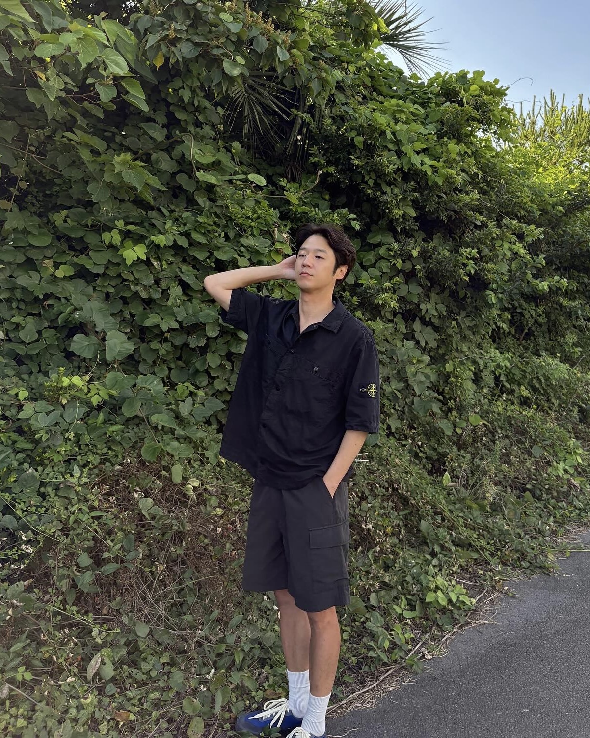 전공의 그만두고 유부녀 킬러로 복귀 사돈총각 정준원이 착용한 스톤 아일랜드 아이템 2가지 정보 🧭  웹툰 원작 드라마 ‘유부녀 킬러’로 복귀 소식을 알린 정준원. 그의 스톤 아일랜드 제품 두 가지를 소개합니다.  1. 스톤 아일랜드 코튼 립스탑 반팔 오버셔츠 가먼트 다잉 처리로 완성된 특유의 빈티지한 색감이 돋보이며, 시그니처 와펜 로고가 브랜드 아이덴티티를 드러냅니다. 포인트를 살려 단독 또는 레이어드 스타일로 연출하기 좋은 아이템입니다.  2. 스톤 아일랜드 마리나 x 뉴발란스 뉴메릭 272 뉴발란스의 스케이트 라인인 뉴메릭 272에 스톤 아일랜드 마리나 라인의 감성을 더해 완성된 모델입니다. 세일링 무드의 여유롭고 시원한 분위기와 스케이트 문화의 개성 있는 디자인이 어우러져, 캐주얼하면서도 독특한 존재감을 연출합니다. 이미지