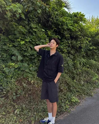 전공의 그만두고 유부녀 킬러로 복귀
사돈총각 정준원이 착용한 스톤 아일랜드 아이템 2가지 정보 🧭
웹툰 원작 드라마 ‘유부녀 킬러’로 복귀 소식을 알린 정준원. 그의 스톤 아일랜드 제품 두 가지를 소개합니다.
1. 스톤 아일랜드 코튼 립스탑 반팔 오버셔츠
가먼트 다잉 처리로 완성된 특유의 빈티지한 색감이 돋보이며, 시그니처 와펜 로고가 브랜드 아이덴티티를 드러냅니다. 포인트를 살려 단독 또는 레이어드 스타일로 연출하기 좋은 아이템입니다.
2. 스톤 아일랜드 마리나 x 뉴발란스 뉴메릭 272
뉴발란스의 스케이트 라인인 뉴메릭 272에 스톤 아일랜드 마리나 라인의 감성을 더해 완성된 모델입니다. 세일링 무드의 여유롭고 시원한 분위기와 스케이트 문화의 개성 있는 디자인이 어우러져, 캐주얼하면서도 독특한 존재감을 연출합니다. 이미지