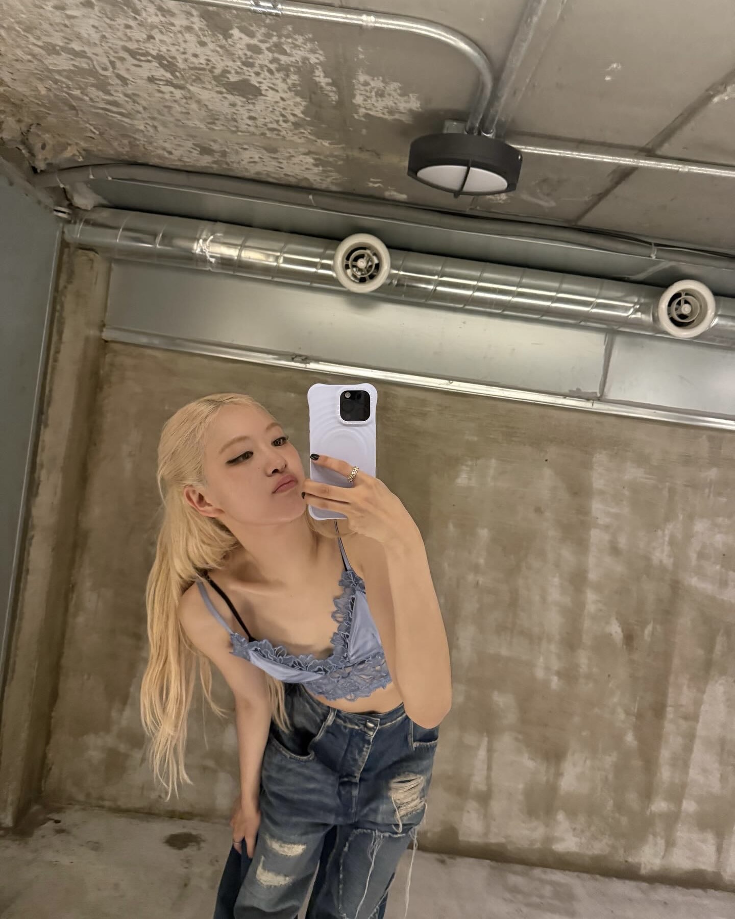 한여름엔 민소매만한 게 없지🍃🤍
가볍고 시원하게 즐기는 셀럽의 슬리브리스 데일리룩✨ 이미지4