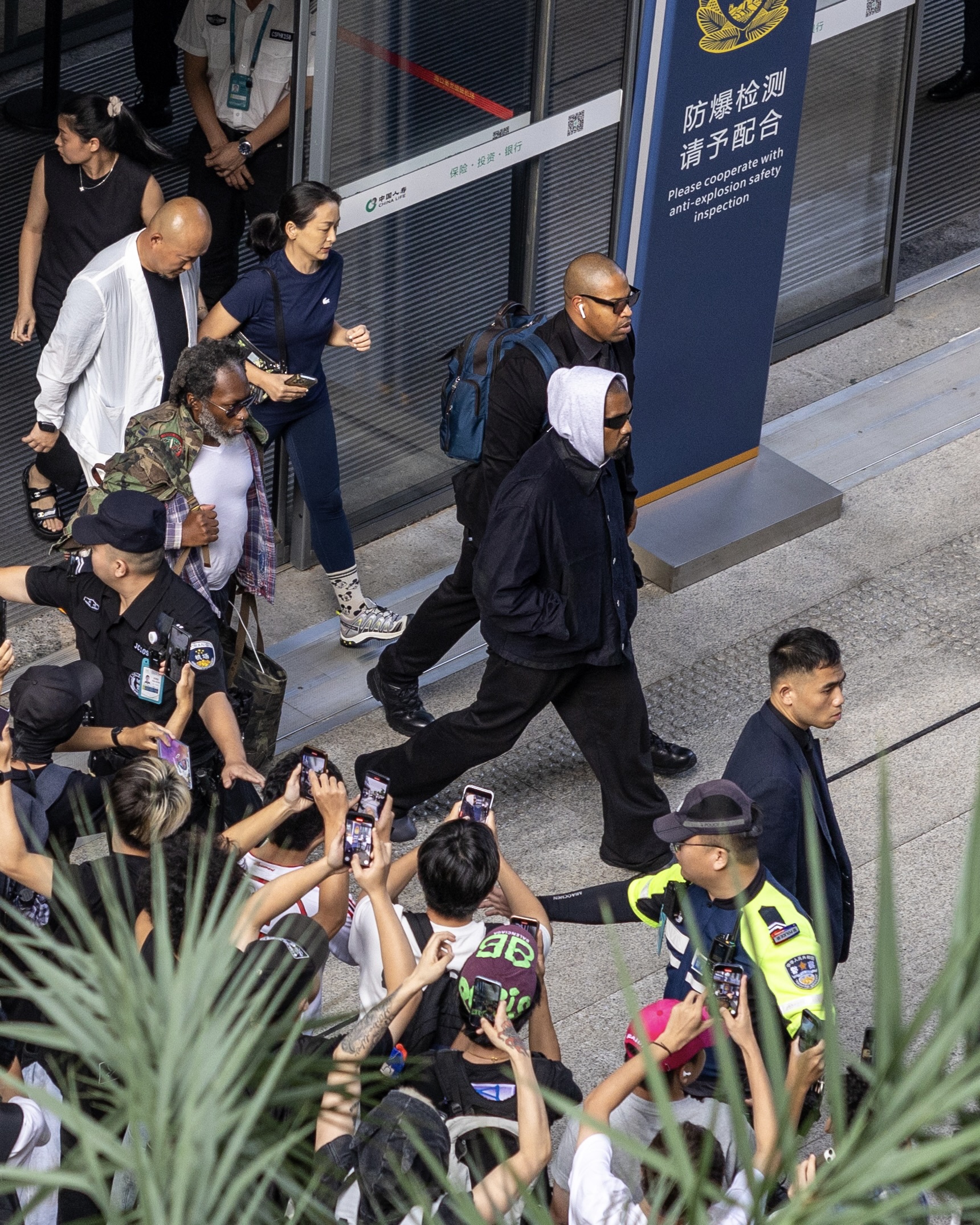 내일이 공연인데 대책 없이 가려고?⁠!⁠
예 형님 콘서트 초심자를 위한 고인물의 네 가지 팁을 전수한다 🤘⁠
⁠
칸예의 공연은 역대급 몰입감과 에너지를 통해 전설로 불리는 만큼, 그에 못지않은 위험 요소들도 도사리고 있다. 이번 콘서트를 후회 없이 즐기고 싶다면 네 가지 팁은 반드시 숙지하도록.⁠
⁠
1. 공연 지연은 기본⁠
지각이 일상이 되어버린 칸예가 정시에 콘서트를 시작할 거란 기대는 버리셔야 합니다. 특히 셔틀버스 예약 없이 지방에서 오셨다면, 당일 귀가는 포기하고 숙소를 예약해 두는 것이 현명한 선택입니다.⁠
⁠
2. 앉을 생각 버리기⁠
칸예 콘서트에서 자리는 앉으라고 있는 것이 아닙니다. 공연 내내 관객석은 스탠딩 존으로 변모하며 이에 따른 체력 소모는 상상 이상입니다. 따라서 공연장 입장 전 간단한 스트레칭으로 전신을 풀어주셔야 합니다.⁠
⁠
3. 골수팬의 떼창은 디폴트⁠
저번 리스닝 파티에서의 떼창은 칸예를 감동시킬 정도로 압도적이었습니다. 곡마다 골수팬의 떼창이 거의 공연의 일부처럼 느껴질 정도이니, 대표곡 몇 개는 미리 예습해 두면 옆 사람의 열창에 눌려 기죽는 일을 막을 수 있습니다.⁠
⁠
4. 관객을 가지고 노는 피아노 음⁠
‘Runaway’의 피아노 음이 공연 중에 들리면 모두가 환호하지만, 그게 곧 노래가 시작된다는 뜻은 아닙니다. 칸예는 이 상징적인 리프를 통해 관객을 흔들어 놓는 데 능하므로, 차분히 기다리는 게 좋습니다.⁠ 이미지2