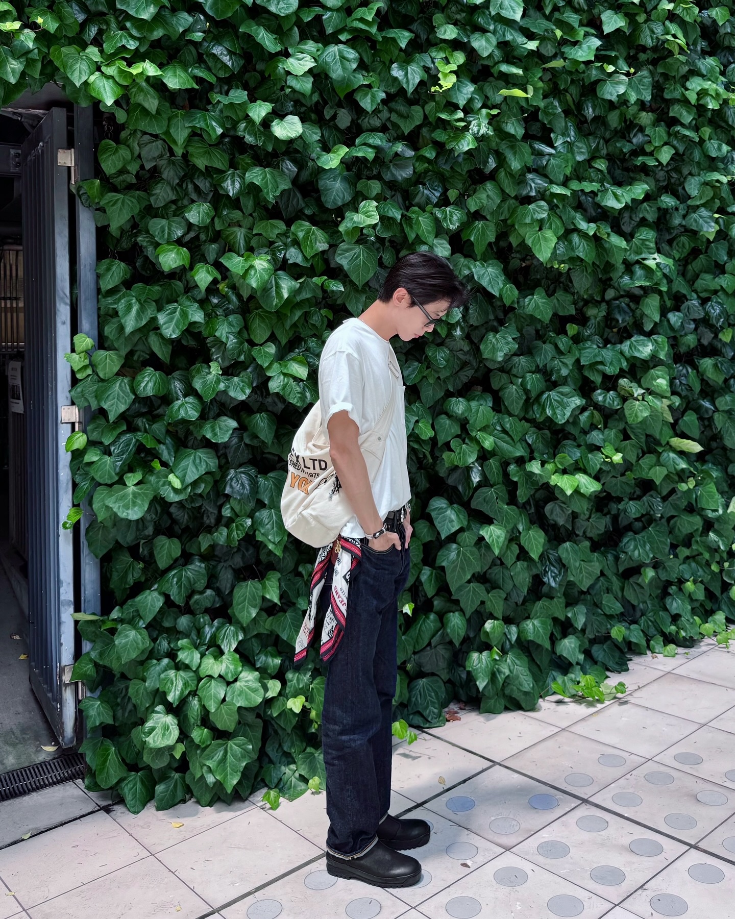 옷잘입는 남자의 가방은 평범하지 않다
데일리룩에 자연스럽게 녹아든, 주우재가 선택한 가방 2가지 💼

모델 겸 방송인 주우재의 사복 패션 속, 남다른 감각이 돋보이는 가방들을 소개합니다.

1. 아비렉스 뉴스페이퍼 백
빈티지한 무드의 캔버스 소재와 넉넉한 수납공간이 특징인 아비렉스의 뉴스페이퍼 백입니다. 꾸민 듯 안 꾸민 듯 자연스러운 스타일 연출에 제격이며, 데일리 아이템으로 활용하기 좋은 실용성을 자랑합니다.

2. 토이즈 맥코이 레더 헬멧 백
밀리터리 헬멧 백을 모티브로 한 고급스러운 가죽 소재의 가방입니다. 토트와 숄더, 두 가지 방식으로 연출 가능하며 클래식한 디자인으로 포멀한 룩에도 멋스럽게 어울려 스타일의 격을 높여줍니다.
 이미지5