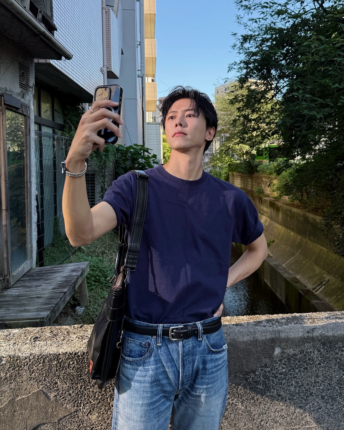 옷잘입는 남자의 가방은 평범하지 않다
데일리룩에 자연스럽게 녹아든, 주우재가 선택한 가방 2가지 💼

모델 겸 방송인 주우재의 사복 패션 속, 남다른 감각이 돋보이는 가방들을 소개합니다.

1. 아비렉스 뉴스페이퍼 백
빈티지한 무드의 캔버스 소재와 넉넉한 수납공간이 특징인 아비렉스의 뉴스페이퍼 백입니다. 꾸민 듯 안 꾸민 듯 자연스러운 스타일 연출에 제격이며, 데일리 아이템으로 활용하기 좋은 실용성을 자랑합니다.

2. 토이즈 맥코이 레더 헬멧 백
밀리터리 헬멧 백을 모티브로 한 고급스러운 가죽 소재의 가방입니다. 토트와 숄더, 두 가지 방식으로 연출 가능하며 클래식한 디자인으로 포멀한 룩에도 멋스럽게 어울려 스타일의 격을 높여줍니다.
 이미지