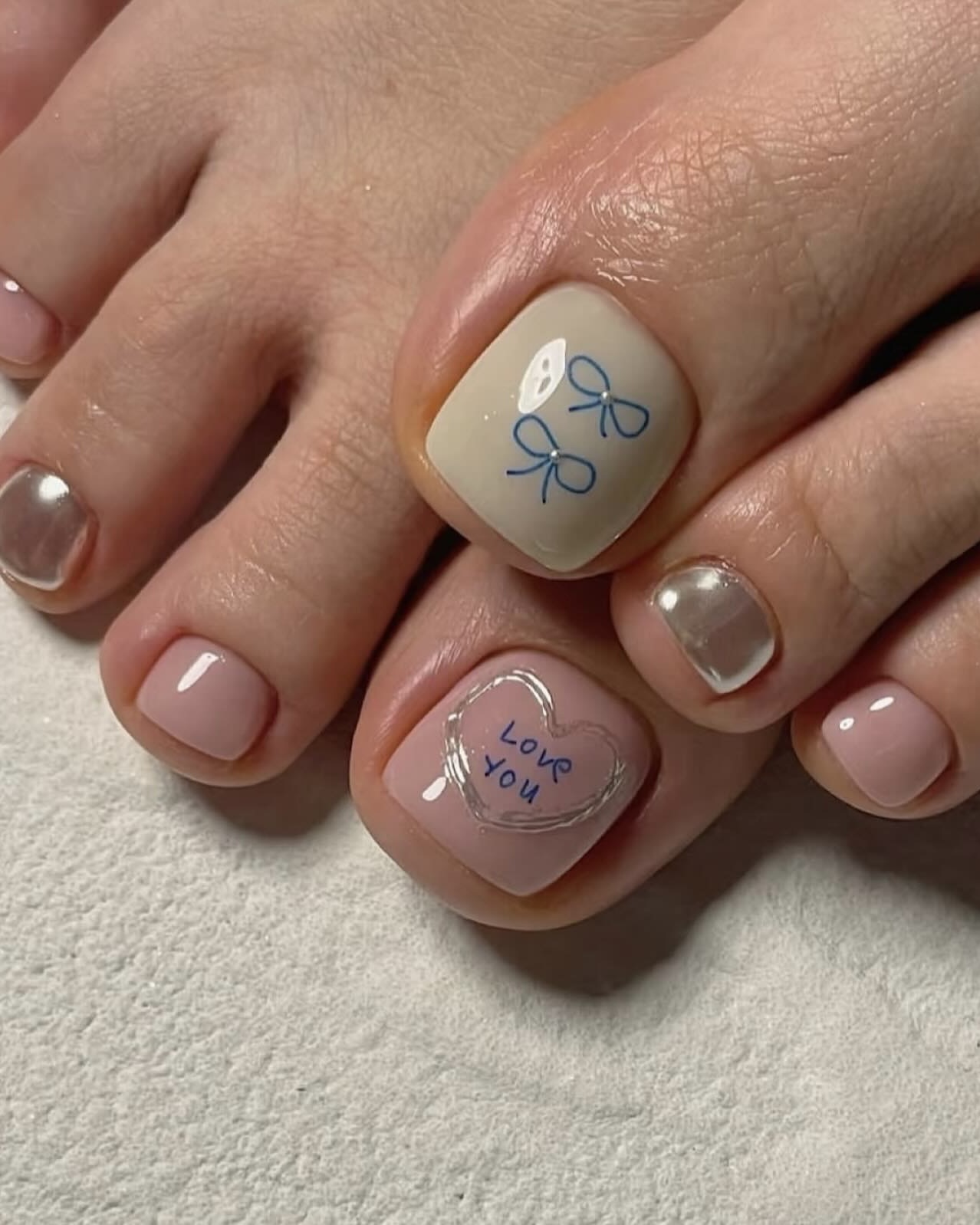 내 발이 이렇게 예뻤나🤩
손보다 발가락이 먼저 보이는 여름⛱️ 💅발가락 예뻐보이는 페디

은근히 시선을 끄는, 3가지 여름 페디 디자인을 소개합니다.

1. 파우더 페디
파우더 페디는 햇살에 따라 달라지는 미세한 반사광은 마치 진주알 같은 느낌을 줍니다. 화려함보다 우아함을 선호하는 이들에게 특히 잘 어울리며, 어떤 샌들 스타일에도 매끄럽게 어우러집니다. 

2. 프렌치 페디
손톱만 프렌치? 발톱에도 잘 어울립니다. 프렌치 페디는 깔끔함을 좋아하는 사람에게 가장 추천하는 디자인입니다. 슬리퍼나 힐을 신었을 때도 단정하고 깨끗한 인상을 줍니다.

3. 엄지 강조 페디
그래픽은 엄지만, 나머지는 톤온톤. 포인트는 꼭 열 발가락 모두에 있어야 할 필요는 없습니다. 엄지발가락에만 패턴, 이니셜, 또는 심플한 드로잉을 넣고 나머지는 동일한 톤으로 통일하면 깔끔하면서도 개성이 살아납니다.  이미지9
