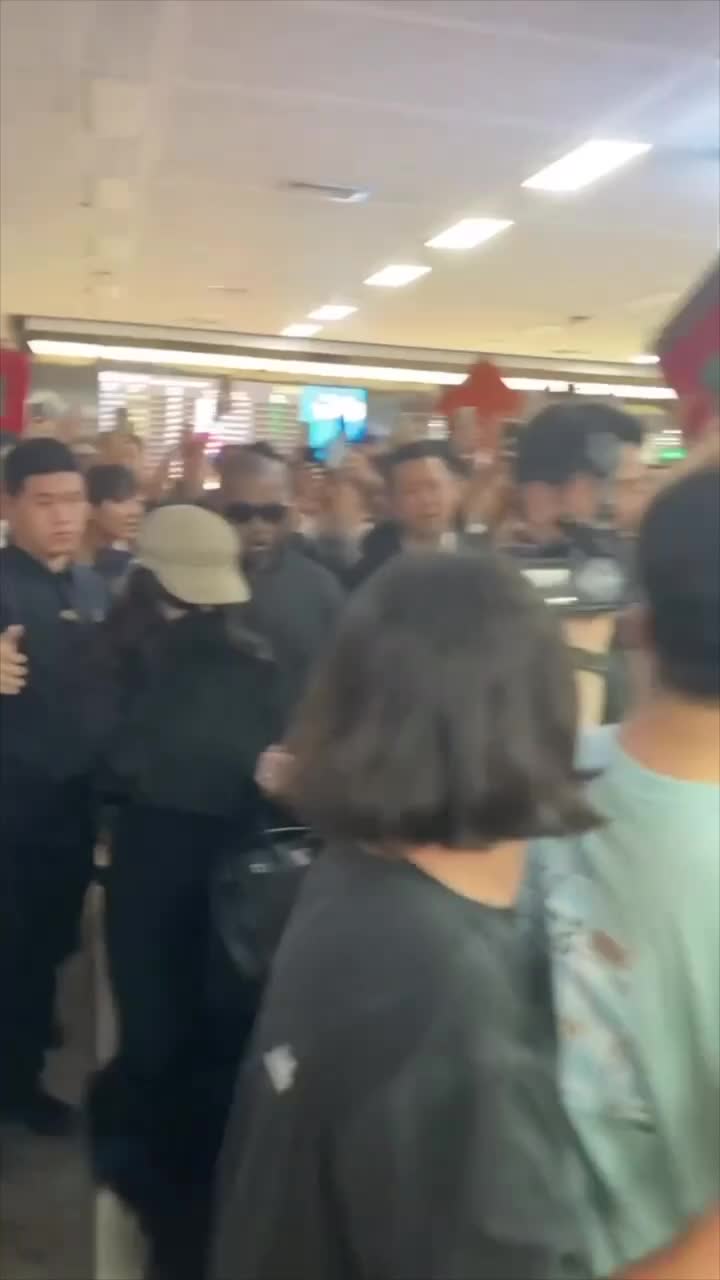 웰컴 백, 예형⁠ 근데 한국 지금 35도 넘어가는데?! 🔥🎤⁠ 이미지