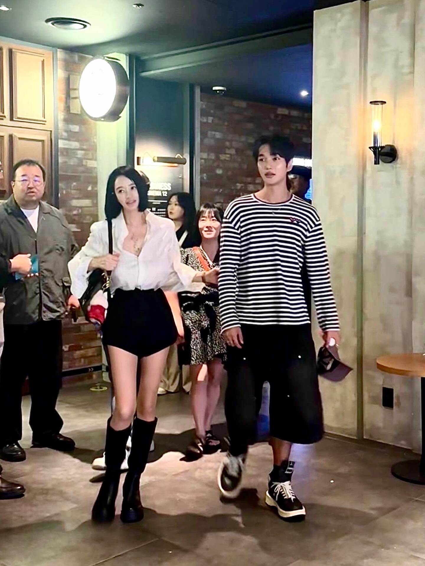 이 언니는 진짜 멋있음🖤❤️예쁘다
화제의 김혜수 단발 컷 코디💇🏻‍♀️고급진 돌체앤가바나 여신룩 정보

좀비딸 시사회를 런웨이로 만든 돌체앤가바나 김혜수 룩 참고해요. 

1. 마이 시실리 백
김혜수는 단발컷에 돌체앤가바나 화이트 스트라이프 셔츠와 블랙 쇼츠로 모던하고 도시적 코디로 주목 받았습니다. 여기에 마이 시실리 백을 우아하게 더했고, 금장 하드웨어로 시크함을 더했습니다. 

2. 멀티컬러 고급 젬스톤 장식 18KT 옐로 골드 레인보 알파벳 참
18kt 옐로 골드에 세팅된 젬스톤 알파벳 참은 모던한 블랙 앤 화이트 룩 속 포인트로 활용되었습니다. 특히 김혜수의 H, S 이니셜을 착용하면서 특유의 시크한 분위기를 보이며 현장을 압도했습니다. 이미지6