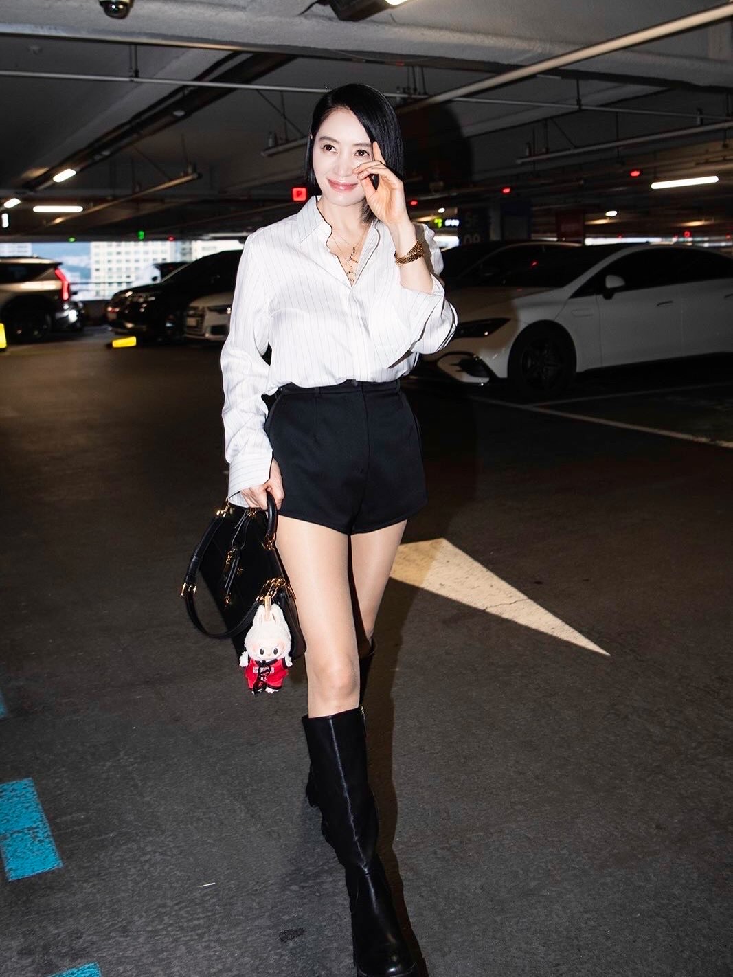 이 언니는 진짜 멋있음🖤❤️예쁘다
화제의 김혜수 단발 컷 코디💇🏻‍♀️고급진 돌체앤가바나 여신룩 정보

좀비딸 시사회를 런웨이로 만든 돌체앤가바나 김혜수 룩 참고해요. 

1. 마이 시실리 백
김혜수는 단발컷에 돌체앤가바나 화이트 스트라이프 셔츠와 블랙 쇼츠로 모던하고 도시적 코디로 주목 받았습니다. 여기에 마이 시실리 백을 우아하게 더했고, 금장 하드웨어로 시크함을 더했습니다. 

2. 멀티컬러 고급 젬스톤 장식 18KT 옐로 골드 레인보 알파벳 참
18kt 옐로 골드에 세팅된 젬스톤 알파벳 참은 모던한 블랙 앤 화이트 룩 속 포인트로 활용되었습니다. 특히 김혜수의 H, S 이니셜을 착용하면서 특유의 시크한 분위기를 보이며 현장을 압도했습니다. 이미지3