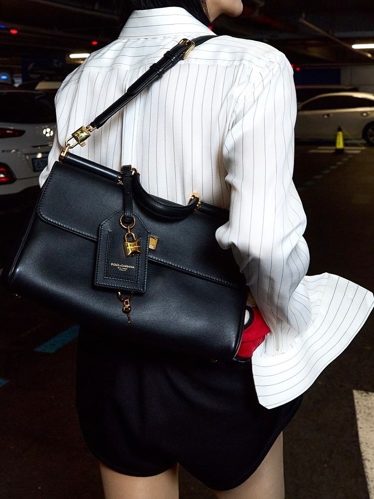 이 언니는 진짜 멋있음🖤❤️예쁘다
화제의 김혜수 단발 컷 코디💇🏻‍♀️고급진 돌체앤가바나 여신룩 정보

좀비딸 시사회를 런웨이로 만든 돌체앤가바나 김혜수 룩 참고해요. 

1. 마이 시실리 백
김혜수는 단발컷에 돌체앤가바나 화이트 스트라이프 셔츠와 블랙 쇼츠로 모던하고 도시적 코디로 주목 받았습니다. 여기에 마이 시실리 백을 우아하게 더했고, 금장 하드웨어로 시크함을 더했습니다. 

2. 멀티컬러 고급 젬스톤 장식 18KT 옐로 골드 레인보 알파벳 참
18kt 옐로 골드에 세팅된 젬스톤 알파벳 참은 모던한 블랙 앤 화이트 룩 속 포인트로 활용되었습니다. 특히 김혜수의 H, S 이니셜을 착용하면서 특유의 시크한 분위기를 보이며 현장을 압도했습니다. 이미지5