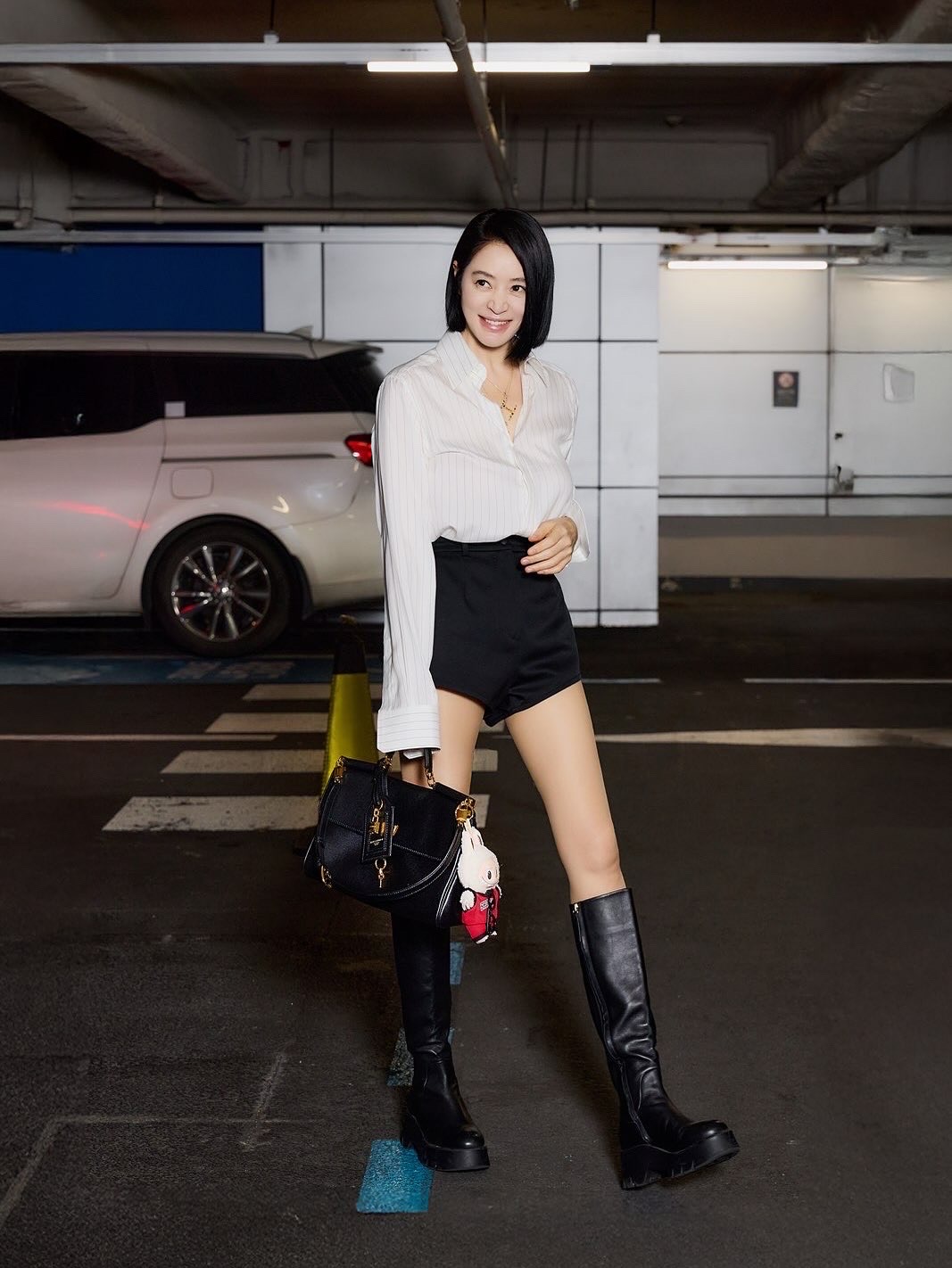 이 언니는 진짜 멋있음🖤❤️예쁘다 화제의 김혜수 단발 컷 코디💇🏻‍♀️고급진 돌체앤가바나 여신룩 정보  좀비딸 시사회를 런웨이로 만든 돌체앤가바나 김혜수 룩 참고해요.   1. 마이 시실리 백 김혜수는 단발컷에 돌체앤가바나 화이트 스트라이프 셔츠와 블랙 쇼츠로 모던하고 도시적 코디로 주목 받았습니다. 여기에 마이 시실리 백을 우아하게 더했고, 금장 하드웨어로 시크함을 더했습니다.   2. 멀티컬러 고급 젬스톤 장식 18KT 옐로 골드 레인보 알파벳 참 18kt 옐로 골드에 세팅된 젬스톤 알파벳 참은 모던한 블랙 앤 화이트 룩 속 포인트로 활용되었습니다. 특히 김혜수의 H, S 이니셜을 착용하면서 특유의 시크한 분위기를 보이며 현장을 압도했습니다. 이미지