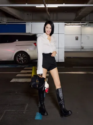 이 언니는 진짜 멋있음🖤❤️예쁘다
화제의 김혜수 단발 컷 코디💇🏻♀️고급진 돌체앤가바나 여신룩 정보
좀비딸 시사회를 런웨이로 만든 돌체앤가바나 김혜수 룩 참고해요.
1. 마이 시실리 백
김혜수는 단발컷에 돌체앤가바나 화이트 스트라이프 셔츠와 블랙 쇼츠로 모던하고 도시적 코디로 주목 받았습니다. 여기에 마이 시실리 백을 우아하게 더했고, 금장 하드웨어로 시크함을 더했습니다.
2. 멀티컬러 고급 젬스톤 장식 18KT 옐로 골드 레인보 알파벳 참
18kt 옐로 골드에 세팅된 젬스톤 알파벳 참은 모던한 블랙 앤 화이트 룩 속 포인트로 활용되었습니다. 특히 김혜수의 H, S 이니셜을 착용하면서 특유의 시크한 분위기를 보이며 현장을 압도했습니다. 이미지