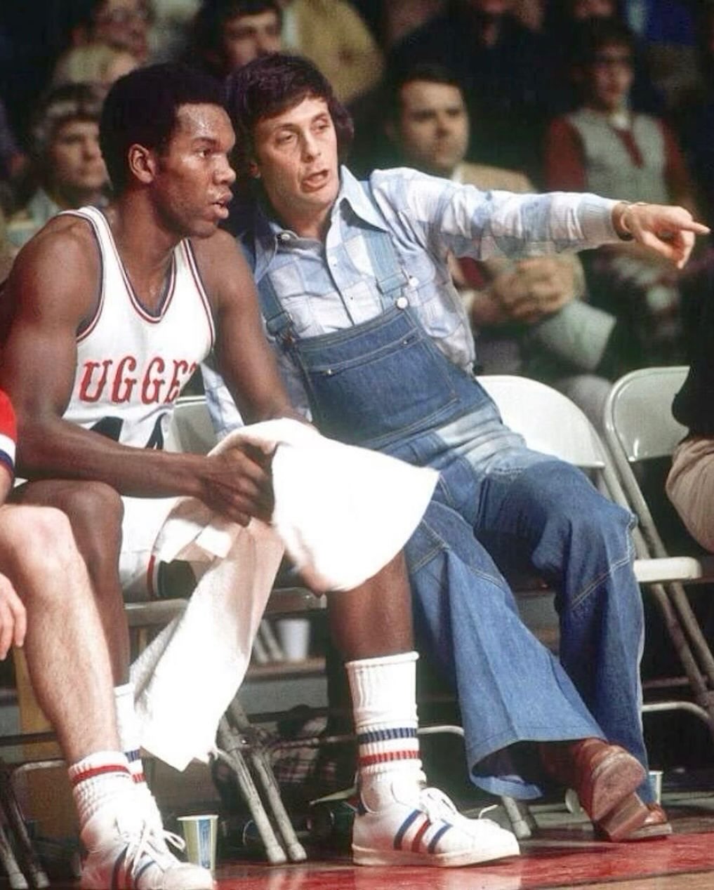 1970년대 미국,
대학 농구와 프로농구 코트 사이드의 복고 🏀

1970년대 대학과 프로농구 코트 사이드에서 시작된 복고 패션이 중요한 영감으로 떠오르고 있습니다. NBA가 ‘Never Boring Attire’였던 시절 1970년대 NBA와 대학 농구 코트 사이드는 선수들뿐 아니라 코치들의 패션도 각별했습니다. 화려한 패턴의 셔츠와 컬러풀한 수트, 그리고 과감한 액세서리로 완성된 룩은 오늘날 스트릿 패션이 추구하는 자유로운 자기표현과도 맞닿아 있습니다.

특히 힙합 문화와 스트릿 패션의 뿌리가 된 시기이기도 합니다. 그 시대 스타일을 현대적으로 해석한 브랜드들이 꾸준히 주목받고 있습니다. 이미지