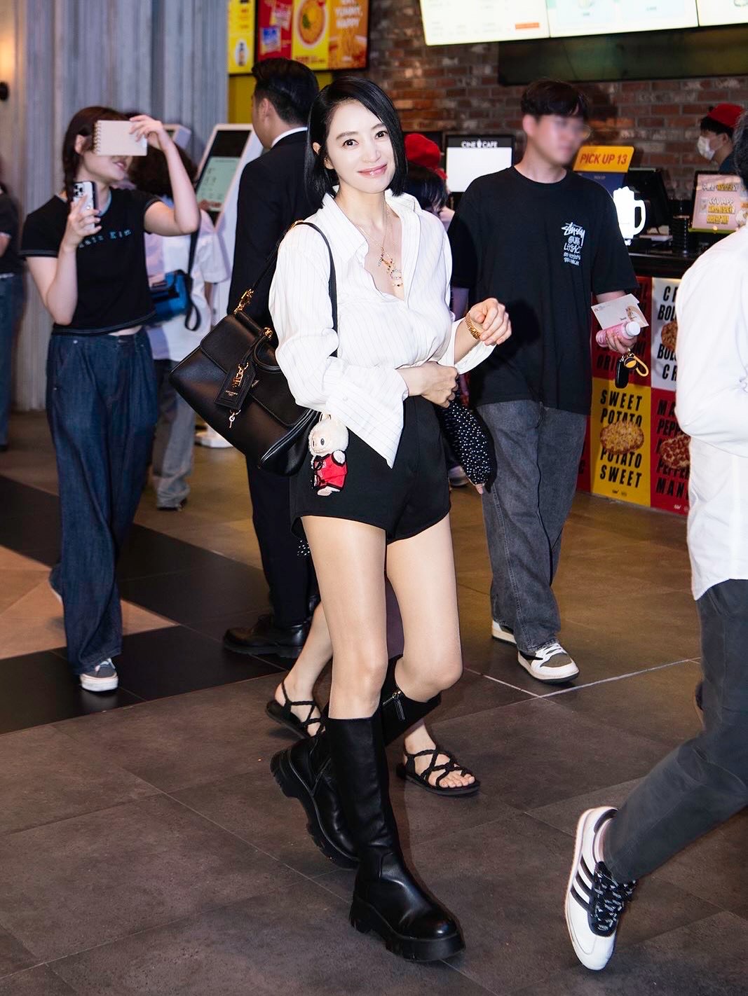이 언니는 진짜 멋있음🖤❤️예쁘다
화제의 김혜수 단발 컷 코디💇🏻‍♀️고급진 돌체앤가바나 여신룩 정보

좀비딸 시사회를 런웨이로 만든 돌체앤가바나 김혜수 룩 참고해요. 

1. 마이 시실리 백
김혜수는 단발컷에 돌체앤가바나 화이트 스트라이프 셔츠와 블랙 쇼츠로 모던하고 도시적 코디로 주목 받았습니다. 여기에 마이 시실리 백을 우아하게 더했고, 금장 하드웨어로 시크함을 더했습니다. 

2. 멀티컬러 고급 젬스톤 장식 18KT 옐로 골드 레인보 알파벳 참
18kt 옐로 골드에 세팅된 젬스톤 알파벳 참은 모던한 블랙 앤 화이트 룩 속 포인트로 활용되었습니다. 특히 김혜수의 H, S 이니셜을 착용하면서 특유의 시크한 분위기를 보이며 현장을 압도했습니다. 이미지8