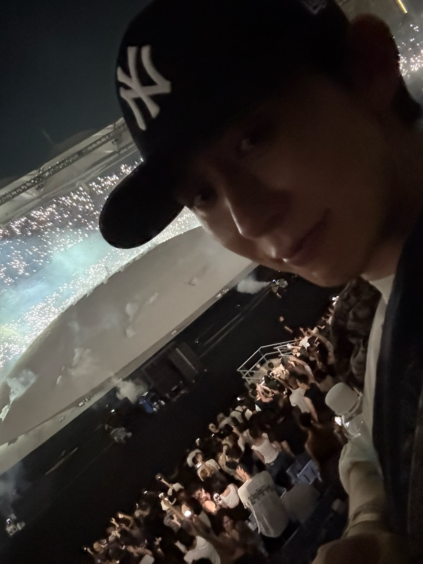 예 형님 보러 간 코드쿤스트⁠ 그가 입은 '울리 차바리아'는 단순한 티셔츠가 아니었다 🔍⁠ ⁠ 인천에서 열린 칸예 웨스트 콘서트에서 코드 쿤스트가 착용한 티셔츠는 단순한 제품이 아니었습니다. 바로 아디다스와 멕시코계 미국인 디자이너 윌리 차바리아의 협업 컬렉션 '아디다스 x 윌리 차바리아 시그니처 티셔츠'인데요. 윌리 차바리아는 다양성과 포용성을 핵심 가치로, 다양한 인종과 성별, 사회적 배경을 아우르는 독창적인 스타일로 주목받고 있습니다. 특히 미국 내 여러 문화적 배경에서 영감을 받은 아이템을 선보이고 있죠.⁠ ⁠ 이번 SS25 아디다스와의 콜라보는 미국 이민자의 역사와 치카노 문화를 시각적으로 재해석한 것이 특징입니다. 코드 쿤스트는 뉴욕 양키스 모자와 오버사이즈 실루엣의 이 협업 티셔츠를 통해 비주류 문화와 힙합에 대한 조용한 존경을 표현했습니다.⁠ 이미지