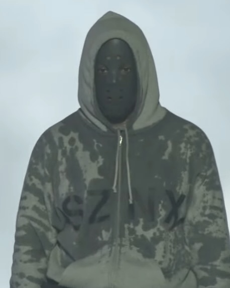 콘서트에서 새롭게 공개된 커스텀
알고 보니 땀이 만든 작품? 칸예의 열정으로 완성된 후드집업🔥

칸예 웨스트가 콘서트에서 착용한 후드집업이 큰 화제를 모았습니다. 기존 머천다이즈와는 다른 얼룩 무늬가 인상적이었고, 많은 팬들은 이를 커스텀 제품으로 오해했습니다. 하지만 이는 무대 위 칸예가 흘린 땀이 만든 자연스러운 패턴으로, 무더운 날씨 속에서 그의 몰입과 열정이 고스란히 담긴 결과물이었습니다.

단순한 해프닝이였지만, 그 안에는 팬을 향한 진심과 모든 것을 쏟아붓는 아티스트의 태도가 담겨 있었습니다. 칸예가 무대 위에서 진심을 다하듯, 우리도 각자의 무대에서 최선을 다해보는 건 어떨까요? 이미지7