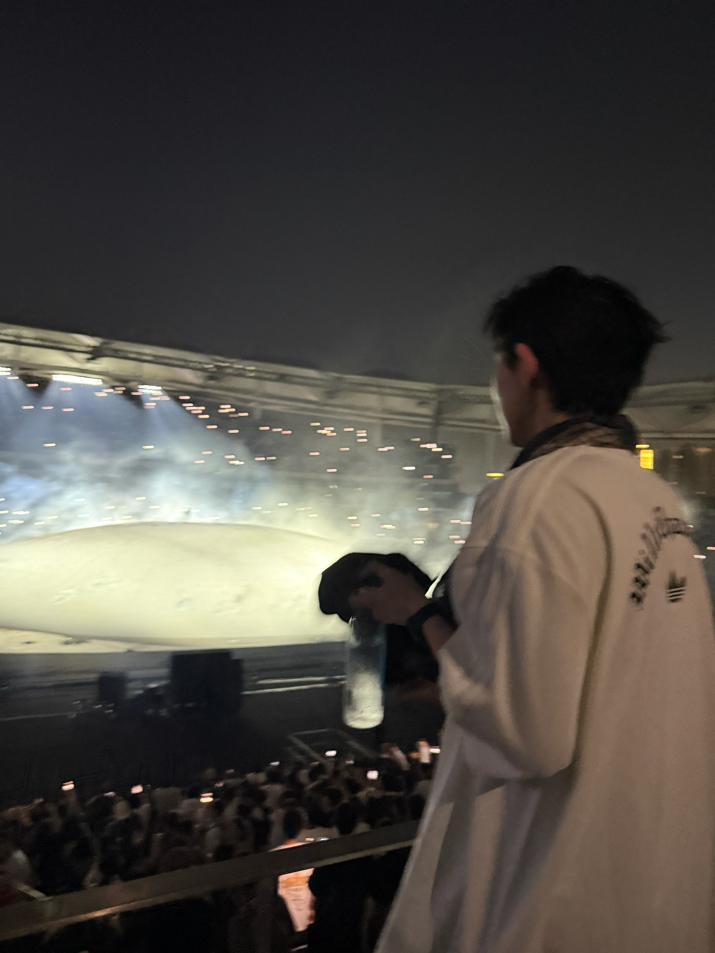 예 형님 보러 간 코드쿤스트⁠
그가 입은 '울리 차바리아'는 단순한 티셔츠가 아니었다 🔍⁠
⁠
인천에서 열린 칸예 웨스트 콘서트에서 코드 쿤스트가 착용한 티셔츠는 단순한 제품이 아니었습니다. 바로 아디다스와 멕시코계 미국인 디자이너 윌리 차바리아의 협업 컬렉션 '아디다스 x 윌리 차바리아 시그니처 티셔츠'인데요. 윌리 차바리아는 다양성과 포용성을 핵심 가치로, 다양한 인종과 성별, 사회적 배경을 아우르는 독창적인 스타일로 주목받고 있습니다. 특히 미국 내 여러 문화적 배경에서 영감을 받은 아이템을 선보이고 있죠.⁠
⁠
이번 SS25 아디다스와의 콜라보는 미국 이민자의 역사와 치카노 문화를 시각적으로 재해석한 것이 특징입니다. 코드 쿤스트는 뉴욕 양키스 모자와 오버사이즈 실루엣의 이 협업 티셔츠를 통해 비주류 문화와 힙합에 대한 조용한 존경을 표현했습니다.⁠ 이미지5