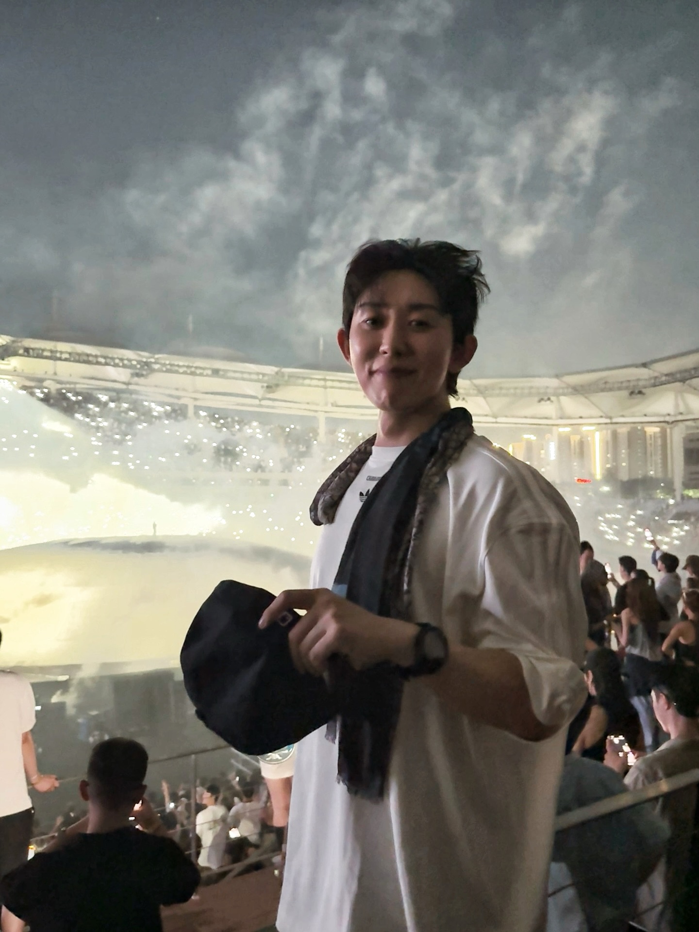 예 형님 보러 간 코드쿤스트⁠
그가 입은 '울리 차바리아'는 단순한 티셔츠가 아니었다 🔍⁠
⁠
인천에서 열린 칸예 웨스트 콘서트에서 코드 쿤스트가 착용한 티셔츠는 단순한 제품이 아니었습니다. 바로 아디다스와 멕시코계 미국인 디자이너 윌리 차바리아의 협업 컬렉션 '아디다스 x 윌리 차바리아 시그니처 티셔츠'인데요. 윌리 차바리아는 다양성과 포용성을 핵심 가치로, 다양한 인종과 성별, 사회적 배경을 아우르는 독창적인 스타일로 주목받고 있습니다. 특히 미국 내 여러 문화적 배경에서 영감을 받은 아이템을 선보이고 있죠.⁠
⁠
이번 SS25 아디다스와의 콜라보는 미국 이민자의 역사와 치카노 문화를 시각적으로 재해석한 것이 특징입니다. 코드 쿤스트는 뉴욕 양키스 모자와 오버사이즈 실루엣의 이 협업 티셔츠를 통해 비주류 문화와 힙합에 대한 조용한 존경을 표현했습니다.⁠ 이미지2