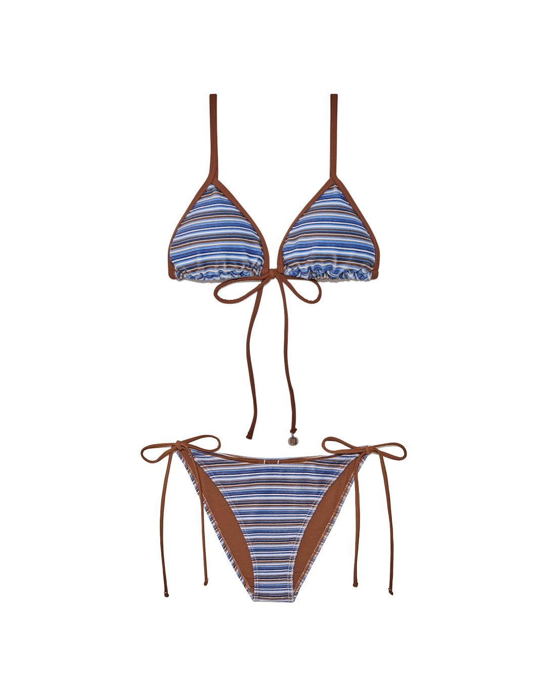 박규영이 선택한 비키니 뭘까?👙
나도 따라 할 수 있을 거 같은, 썸머 휴가룩의 바이블🏝❤

박규영이 스트라이프 비키니로 트렌디한 여름룩 완성했습니다.

올 여름 박규영이 뉴욕 햄튼 해변에서 착용한 비키니룩이 화제를 모으고 있습니다. 그녀가 선택한 제품은 글로니의 스트라이프 트라이앵글 비키니로, 상·하의 모두 슬림한 실루엣과 비비드한 컬러감이 특징입니다. 

그녀는 체리와 블루 스트라이프 비키니를 번갈아 착용하며 스타일링을 달리했습니다. 체리컬러는 볼캡과 레드 숏팬츠를 매치해 사랑스럽게, 블루베리 컬러는 모래놀이를 즐기며 자연스럽고 편안한 무드를 표현했습니다.

비키니 외에 소품을 이용한 스타일링 센스가 돋보였습니다. 선글라스, 야구 모자, 루즈한 티셔츠와 같은 아이템을 적절히 활용함으로써 휴양지에서의 캐주얼한 감성과 패셔너블한 감각을 동시에 잡았습니다. 이미지
