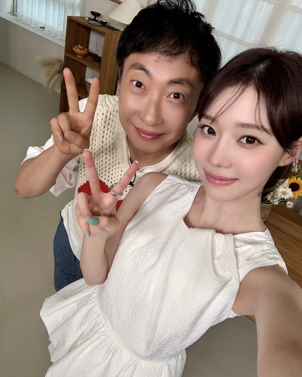 잊혀지지 않는 눈동자의 비밀은?🤫
눈동자 하나만 바꿨을 뿐인데, 분위기가 달라졌어요.🤍

분위기 따라 골라 쓰는 렌즈 추천 리스트, 지금 소개해드릴게요.

1. 윈터 바슈롬 레이셀 오로라 블랙, 13.0
레이스에서 영감을 받은 패턴과 데일리한 블랙 컬러가 부드럽고 자연스러운 눈빛을 연출해주는 렌즈입니다.

2. 카리나 오렌즈 리얼리쉬 브라운, 13.5
생기 있는 카라멜 브라운 컬러와 또렷한 라인으로 밝고 선명한 눈매를 완성해주는 렌즈입니다.

3. 장원영  엔젤 컬러 밤비 시리즈 스완 블루, 13.7
맑은 블루 컬러가 은은한 투명감을 더해, 또렷하고 촉촉한 눈빛을 연출해주는 렌즈입니다.

4. 마이피픈 헤이킴 블래쉬 차콜, 13.3
레트로 무드의 그레이 컬러로, 톤온톤 차이를 주어 인아웃 컬러가 자연스럽게 이어지는 부드러운 느낌이 특징인 렌즈입니다. 이미지2
