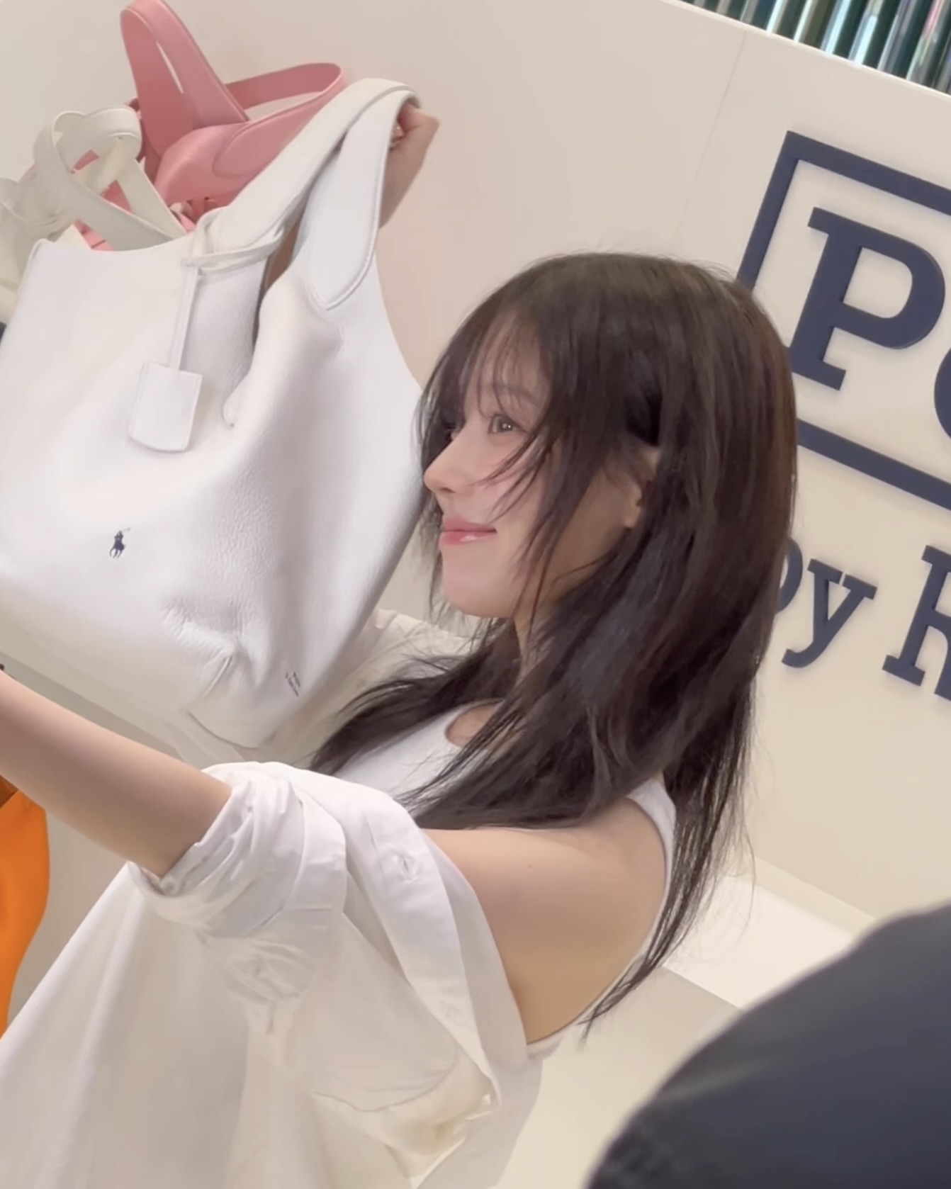 폭염 얼리는 겨울요정 윈터❄️ 숨멋 비주얼 윈터의 화이트 폴로룩 정보🏇🏻  에스파 윈터가 현대백화점 판교점 ‘폴로 플레이 백’ 팝업 행사에 참석해 올화이트 룩으로 시선을 사로잡았습니다.  윈터는 화이트 폴로 플레이 레더 토트백에 오버사이즈 셔츠와 리브드 탱크탑, 플레어 맥시스커트를 매치하여 여름 무드를 더했습니다. 특히 허리에 메탈 콘초 장식의 벨트와 스키니 레더 벨트를 레이어드해 웨스턴 스타일을 더했습니다.  이번 팝업은 ‘폴로 플레이 백’을 중심으로 클래식에 위트를 더한 컬렉션을 선보이며, 8월 10일까지 현대백화점 판교점 1층에서 진행됩니다. 여름의 활력을 룩으로 표현하고 싶다면, 윈터처럼 가볍지만 디테일 있는 스타일을 참고해보세요.  📍폴로 랄프 로렌 폴로 플레이 백 팝업 in 현대백화점 판교점 🗓️7/28 ~ 8/10  이미지