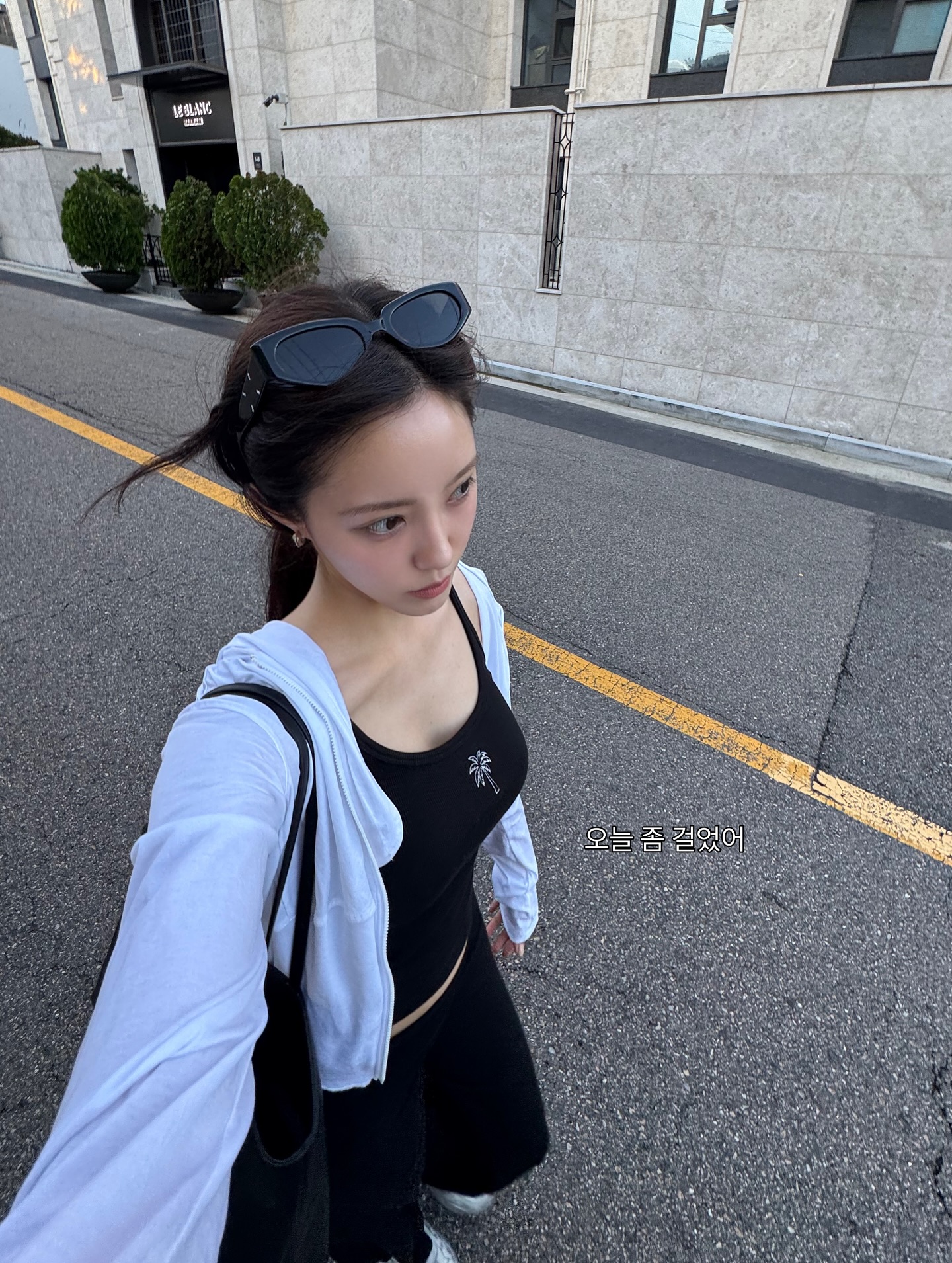 모나미룩 입었는데 심박수 컬러풀💓
이성은 설레고 동성은 저장할📸  단정함 속 심쿵 유발 공식 이미지4