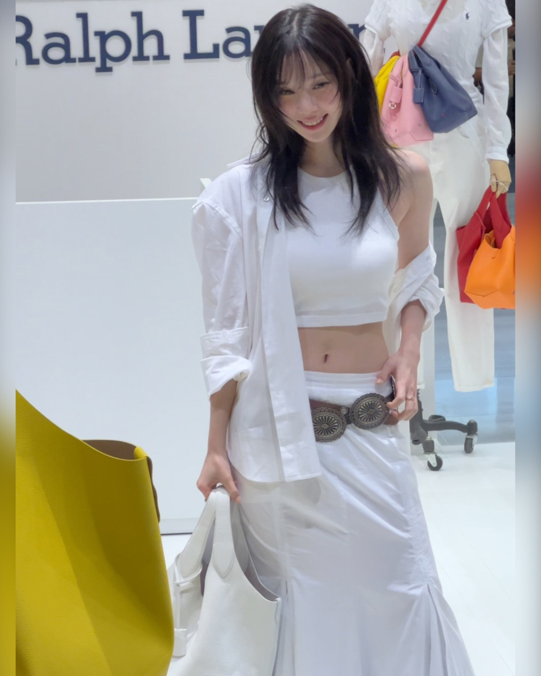 폭염 얼리는 겨울요정 윈터❄️
숨멋 비주얼 윈터의 화이트 폴로룩 정보🏇🏻

에스파 윈터가 현대백화점 판교점 ‘폴로 플레이 백’ 팝업 행사에 참석해 올화이트 룩으로 시선을 사로잡았습니다.

윈터는 화이트 폴로 플레이 레더 토트백에 오버사이즈 셔츠와 리브드 탱크탑, 플레어 맥시스커트를 매치하여 여름 무드를 더했습니다. 특히 허리에 메탈 콘초 장식의 벨트와 스키니 레더 벨트를 레이어드해 웨스턴 스타일을 더했습니다.

이번 팝업은 ‘폴로 플레이 백’을 중심으로 클래식에 위트를 더한 컬렉션을 선보이며, 8월 10일까지 현대백화점 판교점 1층에서 진행됩니다. 여름의 활력을 룩으로 표현하고 싶다면, 윈터처럼 가볍지만 디테일 있는 스타일을 참고해보세요.

📍폴로 랄프 로렌 폴로 플레이 백 팝업 in 현대백화점 판교점
🗓️7/28 ~ 8/10  이미지2