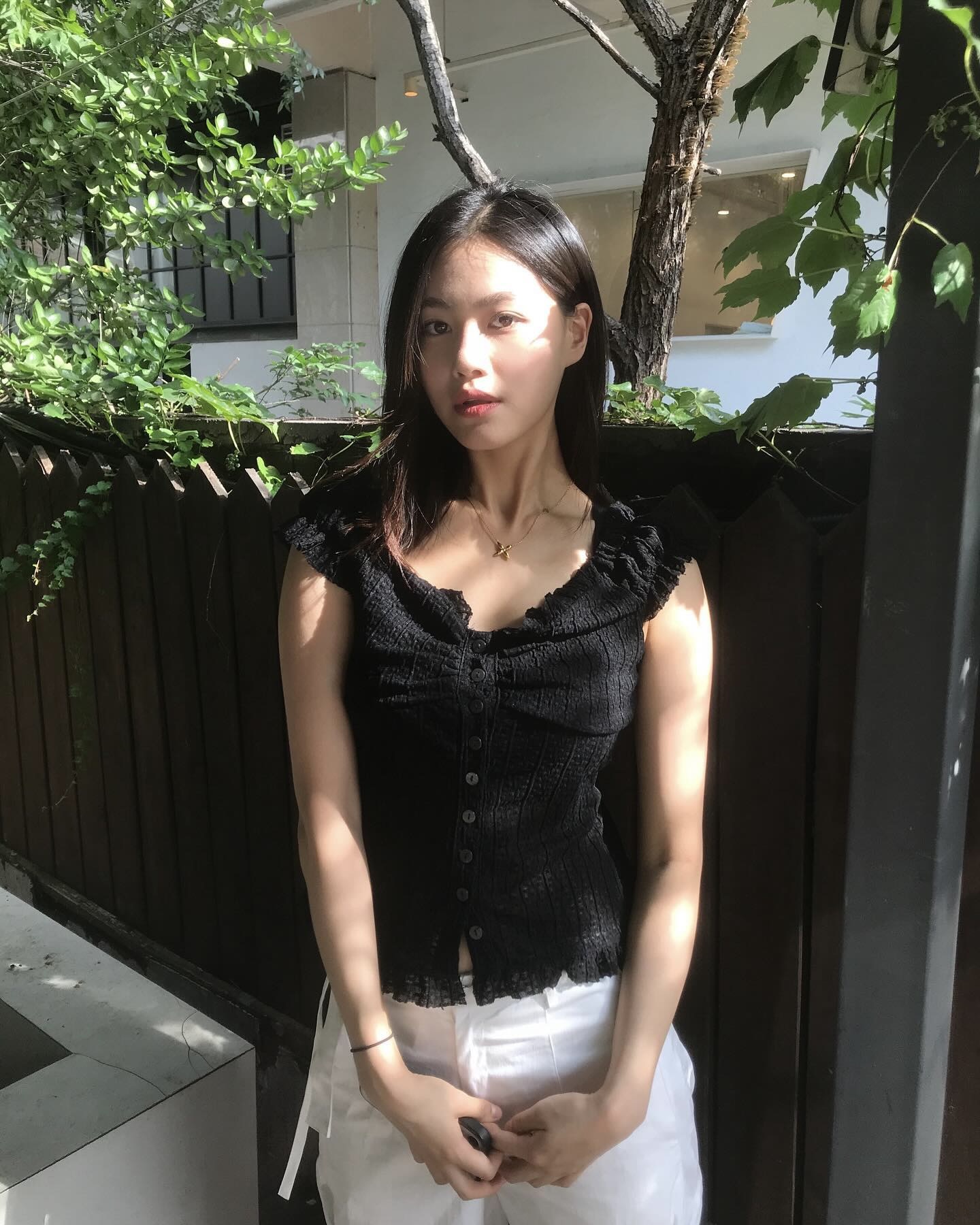 모나미룩 입었는데 심박수 컬러풀💓
이성은 설레고 동성은 저장할📸  단정함 속 심쿵 유발 공식 이미지5