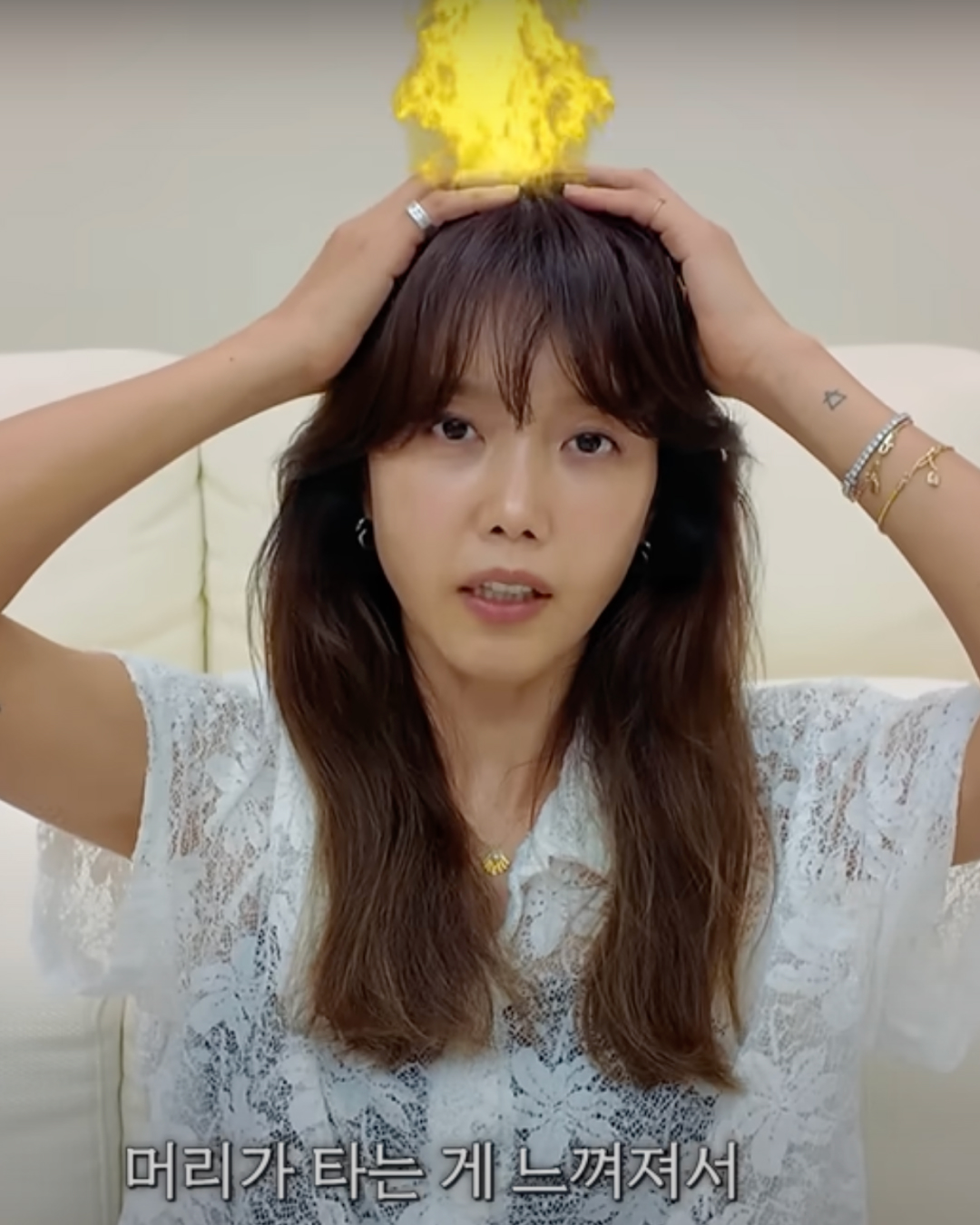 두피야 열받지마 진정해🥵 뜨겁게 달아오른 두피, 채정안이 공개한 쿨링템 7가지🩵  채정안이 극한 더위에 두피열을 싹 잡아주는 필살템 공개했습니다.  피부보다 더 뜨거워지는 ‘두피 열’. 뜨거운 자외선에 직접 노출되는 두피는 열로 인해 모근이 약해지고, 이는 탈모로 이어질 수 있어 각별한 관리가 필요합니다.  1. 프랑프랑 루포 스칼프 앤 헤어 브러쉬, 22,700원 꼼꼼한 세정과 두피 마사지로 깨끗하고 시원하게 정돈  2. 릴리이브 그로우턴 탈모 앰플, 28,800원 두피와 모발 건강을 케어해주는 탈모 완화용 두피 집중 앰플  3. 달바 비타 미스트 8%, 38,000원 안티에이징 미스트로 손풍기와 함께 사용하면 쿨링 효과 극대화  4. 엠팩플러스 헤드 쿨링 패드, 12,500원 냉장고에 차갑게 보관한 뒤 모자 안에 넣어 사용하는 패드  5. 모더바이옴 쿨링 테라피 마사지기, 22,300원 냉장 보관 후 열받은 피부에 사용하면 즉각적으로 진정 효과  6. 탐사 붙이는 열 냉각 시트 40매, 11,900원 목 뒤에 붙이면 마치 등목을 하는 듯한 휴대용 쿨링 시트  7. 필립비 터멀 프로텍션 스프레이, 79,000원 해외 셀럽들도 사용하는 헤어케어, 열 손상으로부터 모발 보호 이미지