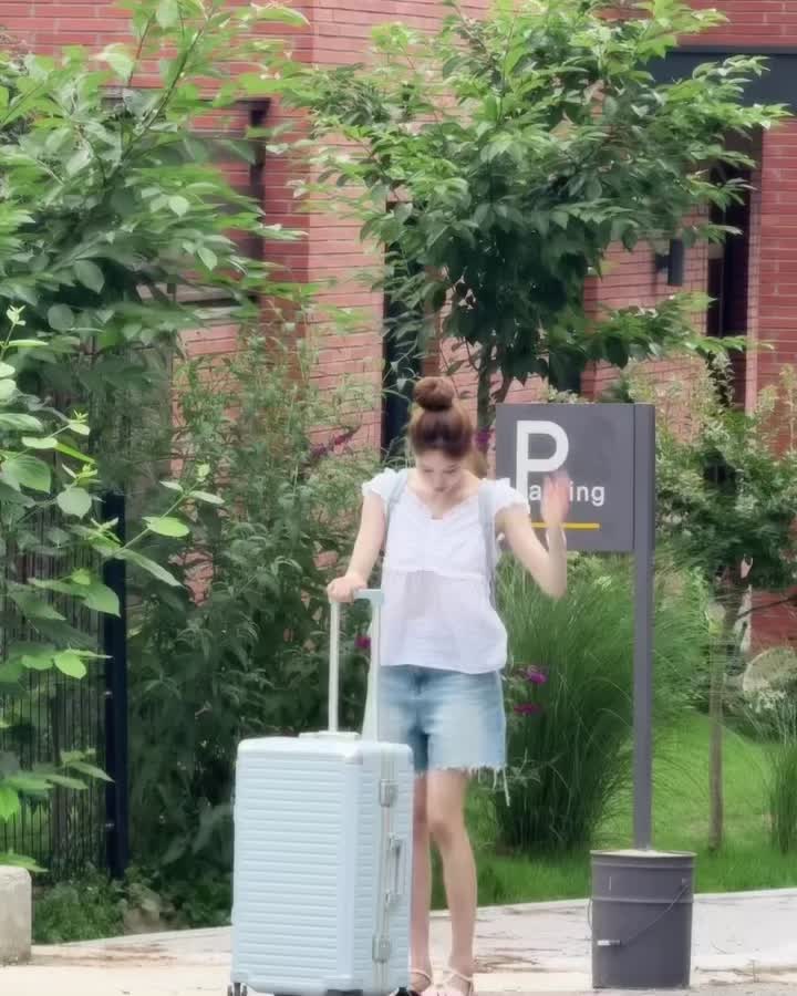 옷이 날개면, 민소매는 제트기🛩️
눈 떠보니 장바구니에 벌써 담겼다고? 💸🛒 얼른 입어보세요 이미지