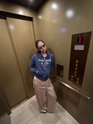 제니 공항패션부터 일상까지🕶️
9만 원대 선글라스로 제니 손민수 가능😎✨
최근 제니가 자주 착용한 몽벨 선글라스가 화제입니다.
공항, 리허설, 일상에서도 착용하는 제니의 몽벨 트레킹 선글라스는 실버 프레임과 그레이 렌즈가 특징입니다. 아시안 핏과 자외선 차단 기능으로 실용성과 스타일을 모두 갖췄습니다.
몽벨 선글라스와 매치한 일상룩에서는 어반소피스티케이션의 후디와 실크 팬츠를 조합하였고, 대비되는 소재와 몽벨 선글라스로 편안하면서 감도 높은 룩을 연출했습니다.
두 번째 공연 리허설룩에서는 카모 볼캡을 조합했고, 레드 슬리브리스 탱크탑과 블랙 팬츠를 매치하여 스트릿 무드를 완성했습니다.
세 번째 공항룩에서는 선글라스를 영앤생 니트 베스트와 브라톱과 레이어드 했고, 슈프림 볼캡과 더로우 백을 매치해 쿨한 분위기를 연출했습니다. 이미지