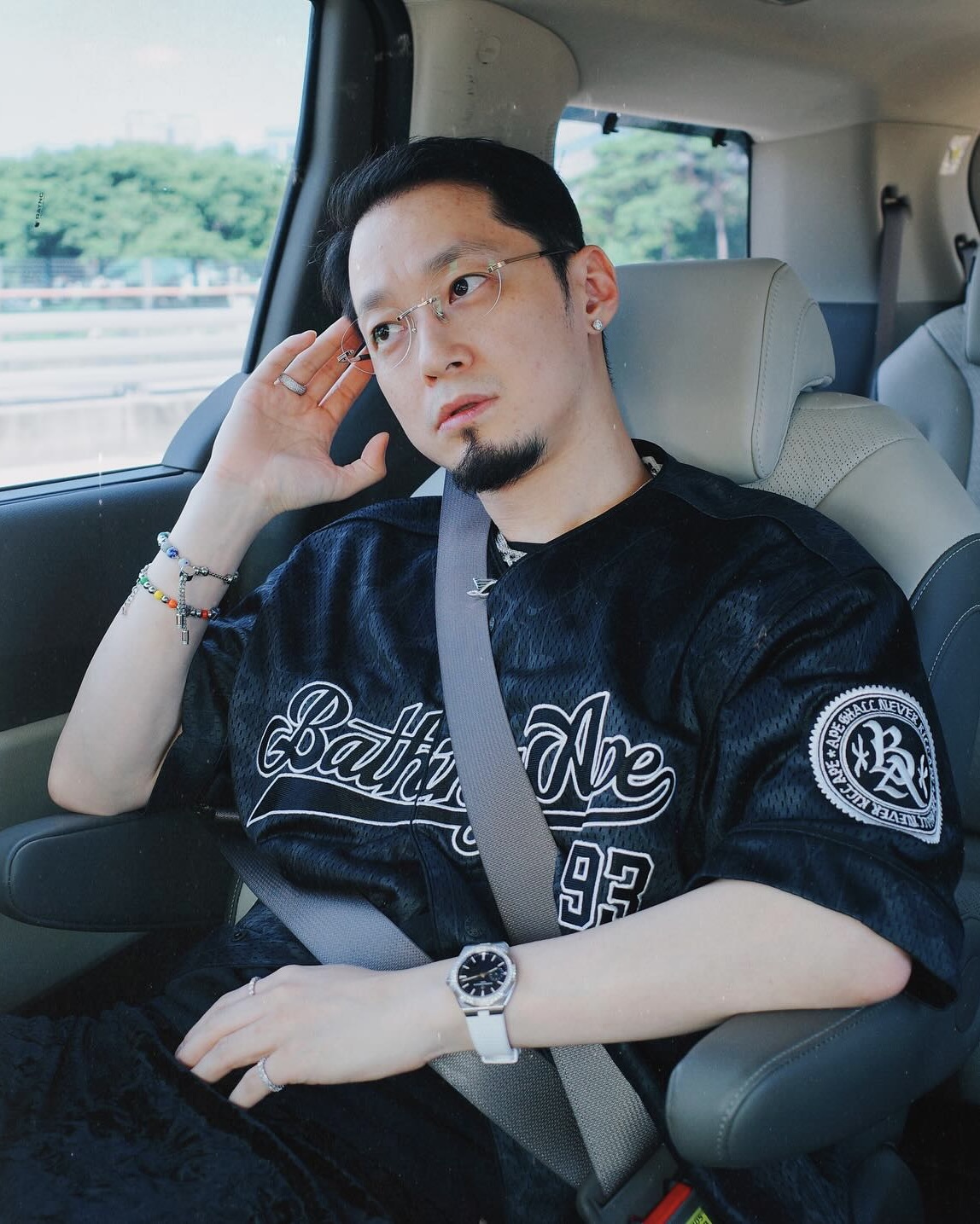 한국 힙합 대부, 더콰이엇
그의 존재감만큼이나 확실한 베이프 아이템 두 가지👕

여전히 힙합 씬을 대표하는 더콰이엇. 그의 개성을 드러내는 베이프 아이템 두 가지를 소개하겠습니다.

1. 베이프 하이라이트 로고 릴랙스드 핏 티셔츠
간결한 실루엣에 레드 컬러 로고로 포인트를 준 반팔 티셔츠입니다. 소매에 더해진 에이프 헤드 탭 디테일이 스트릿 감성을 은은하게 드러내어, 자연스럽고 힙한 분위기를 연출했습니다.

2. 베이프 카모 스트라이프 베이스볼 셔츠
베이프 특유의 카모플라쥬 패턴을 담아낸 베이스볼 셔츠입니다. 전면을 가로지르는 시그니처 로고와 소매의 패치로 강렬한 포인트를 더해, 스포티하면서도 개성 있는 무드를 보여줬습니다. 이미지4
