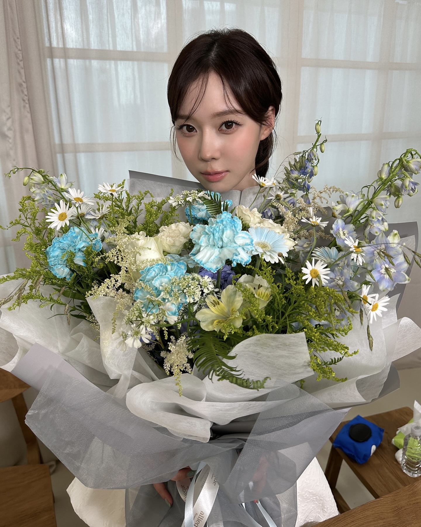 잊혀지지 않는 눈동자의 비밀은?🤫 눈동자 하나만 바꿨을 뿐인데, 분위기가 달라졌어요.🤍  분위기 따라 골라 쓰는 렌즈 추천 리스트, 지금 소개해드릴게요.  1. 윈터 바슈롬 레이셀 오로라 블랙, 13.0 레이스에서 영감을 받은 패턴과 데일리한 블랙 컬러가 부드럽고 자연스러운 눈빛을 연출해주는 렌즈입니다.  2. 카리나 오렌즈 리얼리쉬 브라운, 13.5 생기 있는 카라멜 브라운 컬러와 또렷한 라인으로 밝고 선명한 눈매를 완성해주는 렌즈입니다.  3. 장원영  엔젤 컬러 밤비 시리즈 스완 블루, 13.7 맑은 블루 컬러가 은은한 투명감을 더해, 또렷하고 촉촉한 눈빛을 연출해주는 렌즈입니다.  4. 마이피픈 헤이킴 블래쉬 차콜, 13.3 레트로 무드의 그레이 컬러로, 톤온톤 차이를 주어 인아웃 컬러가 자연스럽게 이어지는 부드러운 느낌이 특징인 렌즈입니다. 이미지