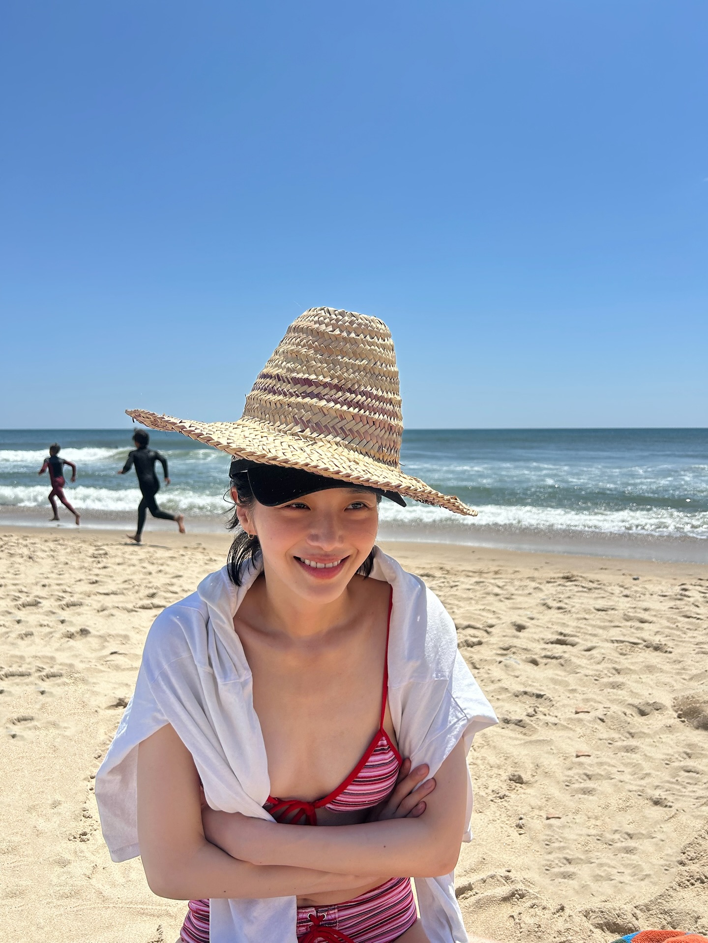 박규영이 선택한 비키니 뭘까?👙
나도 따라 할 수 있을 거 같은, 썸머 휴가룩의 바이블🏝❤

박규영이 스트라이프 비키니로 트렌디한 여름룩 완성했습니다.

올 여름 박규영이 뉴욕 햄튼 해변에서 착용한 비키니룩이 화제를 모으고 있습니다. 그녀가 선택한 제품은 글로니의 스트라이프 트라이앵글 비키니로, 상·하의 모두 슬림한 실루엣과 비비드한 컬러감이 특징입니다. 

그녀는 체리와 블루 스트라이프 비키니를 번갈아 착용하며 스타일링을 달리했습니다. 체리컬러는 볼캡과 레드 숏팬츠를 매치해 사랑스럽게, 블루베리 컬러는 모래놀이를 즐기며 자연스럽고 편안한 무드를 표현했습니다.

비키니 외에 소품을 이용한 스타일링 센스가 돋보였습니다. 선글라스, 야구 모자, 루즈한 티셔츠와 같은 아이템을 적절히 활용함으로써 휴양지에서의 캐주얼한 감성과 패셔너블한 감각을 동시에 잡았습니다. 이미지4