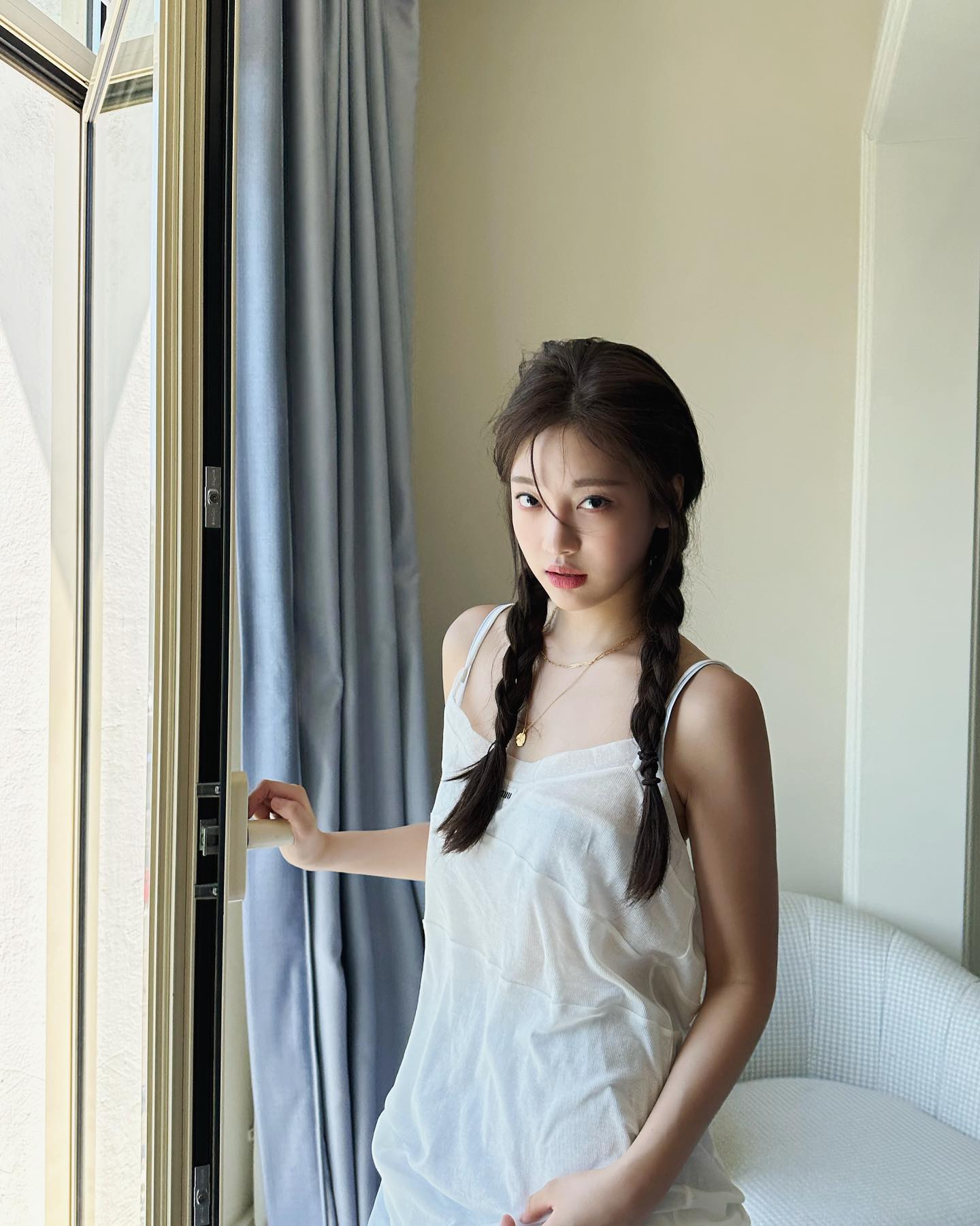 맑고 단아한 👗🤍 여름 원피스 살랑이는 실루엣으로 청순한 분위기 완성하는 데일리룩✨ 이미지