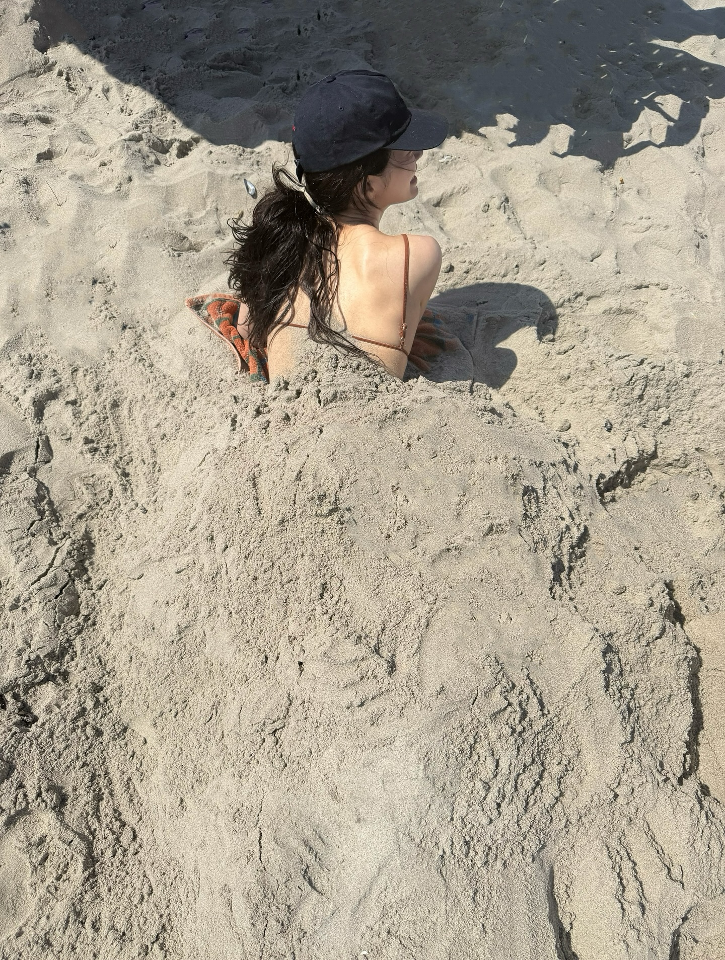 박규영이 선택한 비키니 뭘까?👙
나도 따라 할 수 있을 거 같은, 썸머 휴가룩의 바이블🏝❤

박규영이 스트라이프 비키니로 트렌디한 여름룩 완성했습니다.

올 여름 박규영이 뉴욕 햄튼 해변에서 착용한 비키니룩이 화제를 모으고 있습니다. 그녀가 선택한 제품은 글로니의 스트라이프 트라이앵글 비키니로, 상·하의 모두 슬림한 실루엣과 비비드한 컬러감이 특징입니다. 

그녀는 체리와 블루 스트라이프 비키니를 번갈아 착용하며 스타일링을 달리했습니다. 체리컬러는 볼캡과 레드 숏팬츠를 매치해 사랑스럽게, 블루베리 컬러는 모래놀이를 즐기며 자연스럽고 편안한 무드를 표현했습니다.

비키니 외에 소품을 이용한 스타일링 센스가 돋보였습니다. 선글라스, 야구 모자, 루즈한 티셔츠와 같은 아이템을 적절히 활용함으로써 휴양지에서의 캐주얼한 감성과 패셔너블한 감각을 동시에 잡았습니다. 이미지2