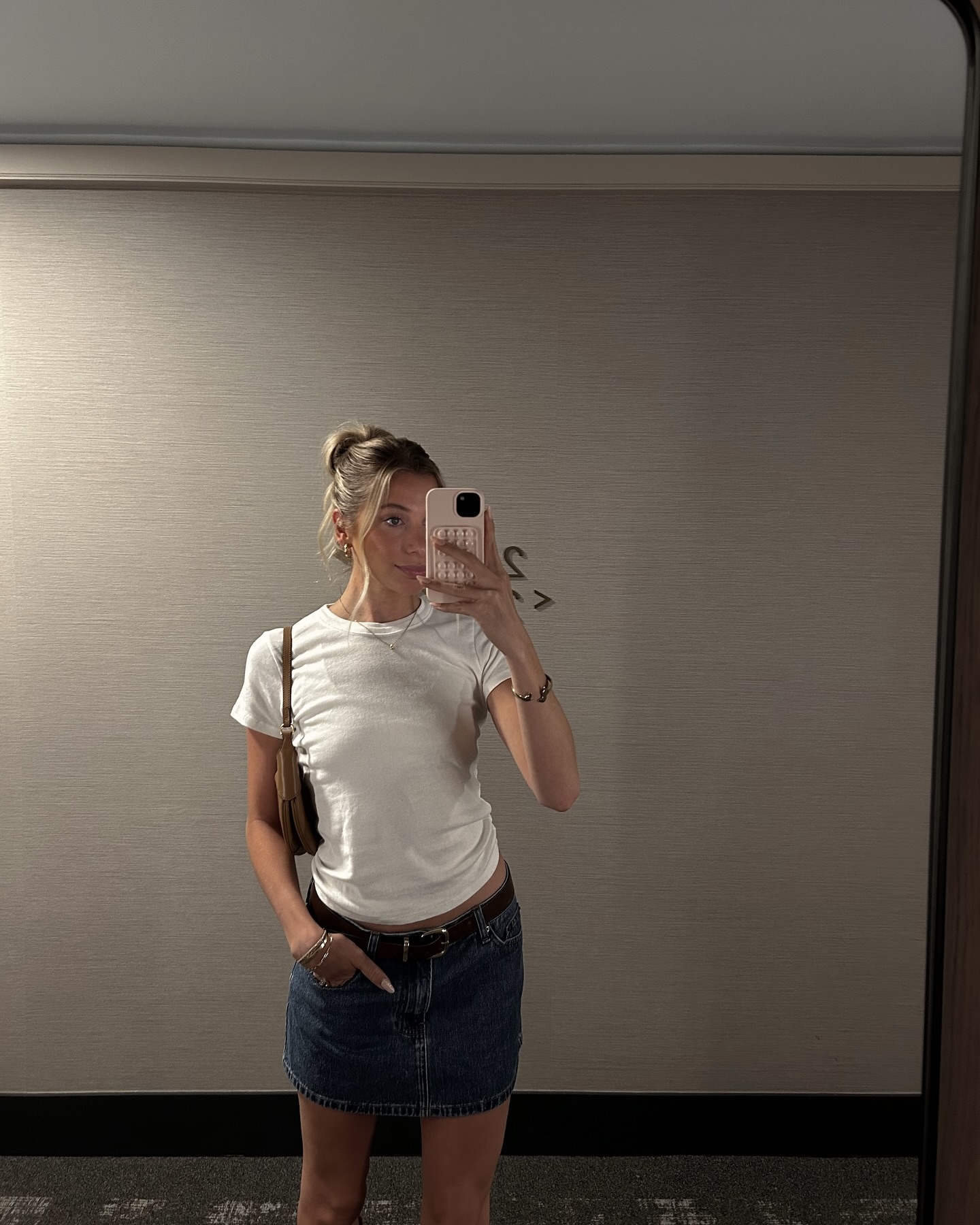 반팔티도 센스 있게 입자👚🤍
조합만 잘해도 스타일 살아나는 여름 필수템!✨ 이미지2