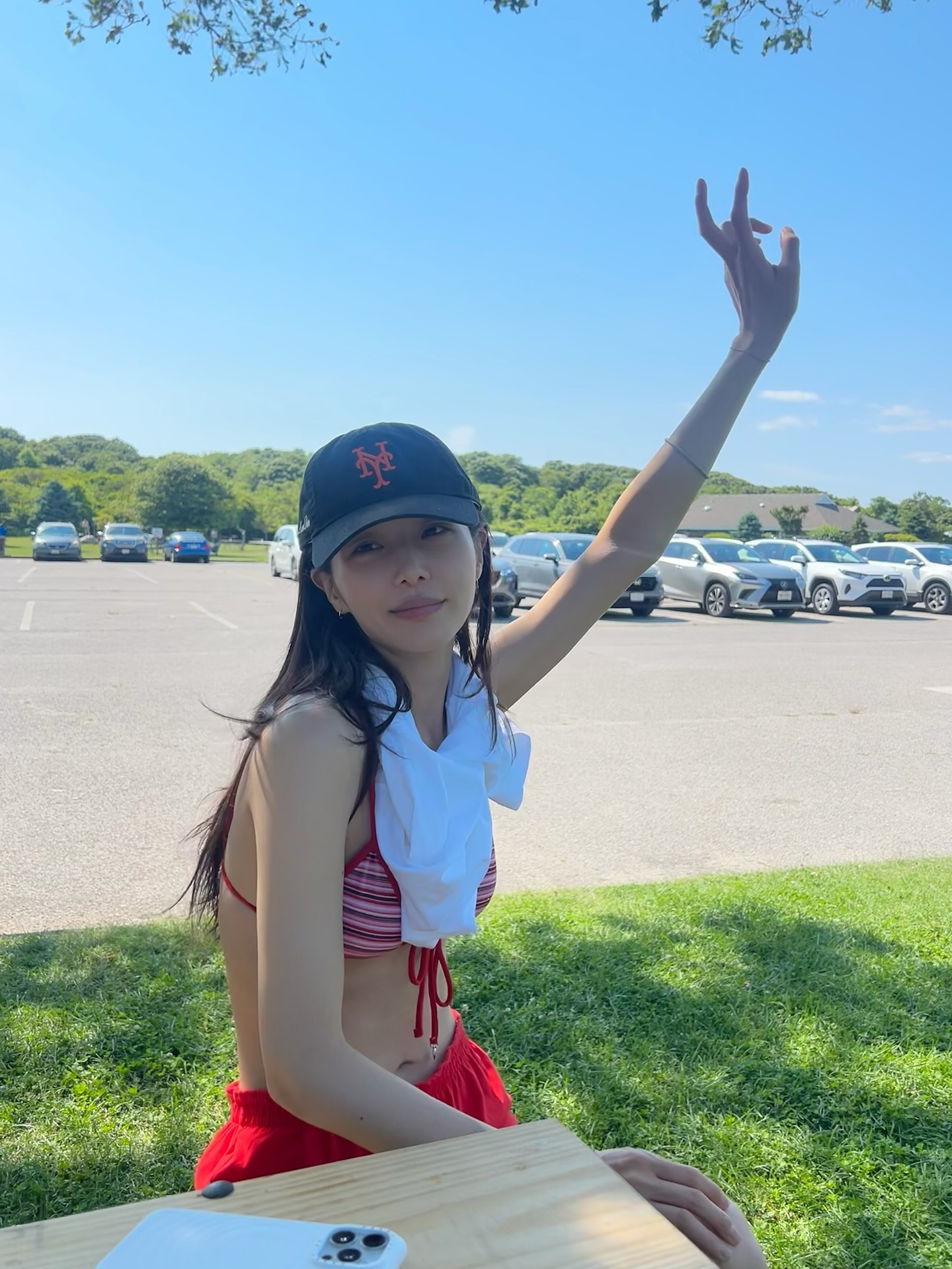 박규영이 선택한 비키니 뭘까?👙
나도 따라 할 수 있을 거 같은, 썸머 휴가룩의 바이블🏝❤

박규영이 스트라이프 비키니로 트렌디한 여름룩 완성했습니다.

올 여름 박규영이 뉴욕 햄튼 해변에서 착용한 비키니룩이 화제를 모으고 있습니다. 그녀가 선택한 제품은 글로니의 스트라이프 트라이앵글 비키니로, 상·하의 모두 슬림한 실루엣과 비비드한 컬러감이 특징입니다. 

그녀는 체리와 블루 스트라이프 비키니를 번갈아 착용하며 스타일링을 달리했습니다. 체리컬러는 볼캡과 레드 숏팬츠를 매치해 사랑스럽게, 블루베리 컬러는 모래놀이를 즐기며 자연스럽고 편안한 무드를 표현했습니다.

비키니 외에 소품을 이용한 스타일링 센스가 돋보였습니다. 선글라스, 야구 모자, 루즈한 티셔츠와 같은 아이템을 적절히 활용함으로써 휴양지에서의 캐주얼한 감성과 패셔너블한 감각을 동시에 잡았습니다. 이미지8